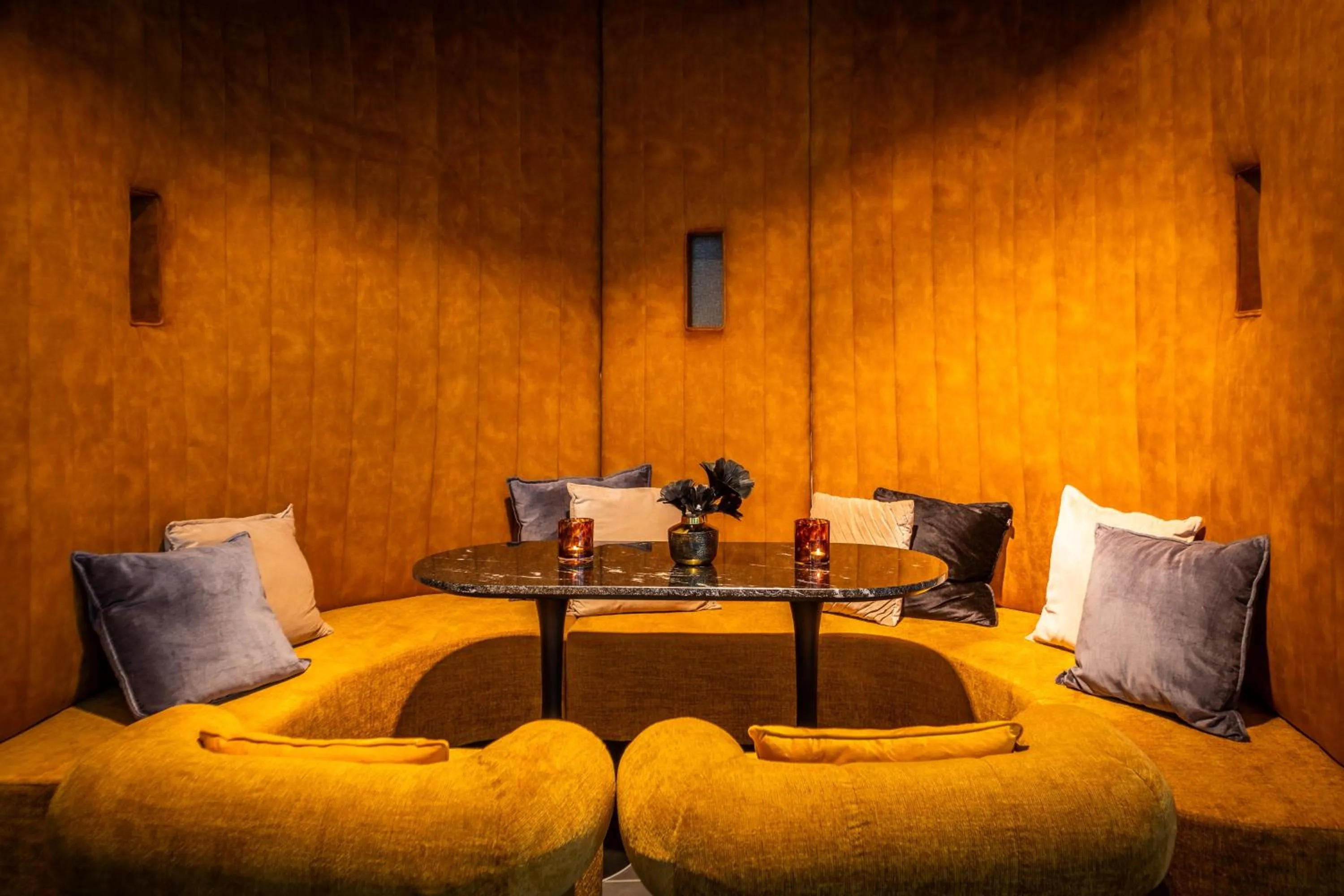 Lounge or bar in NYX Hotel Hamburg by Leonardo Hotels