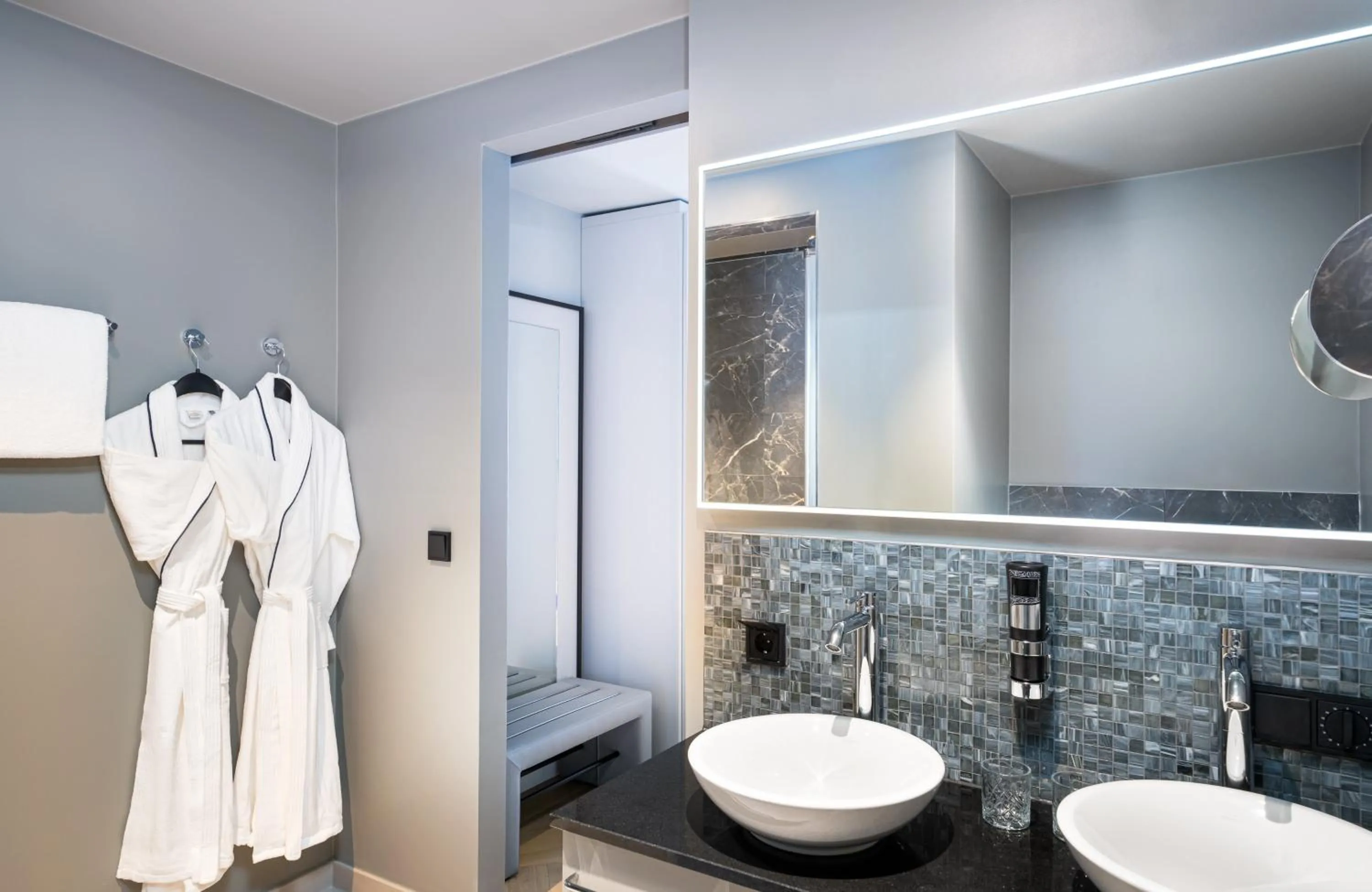 Bathroom in Leonardo Royal Hotel Cologne Bonn Airport