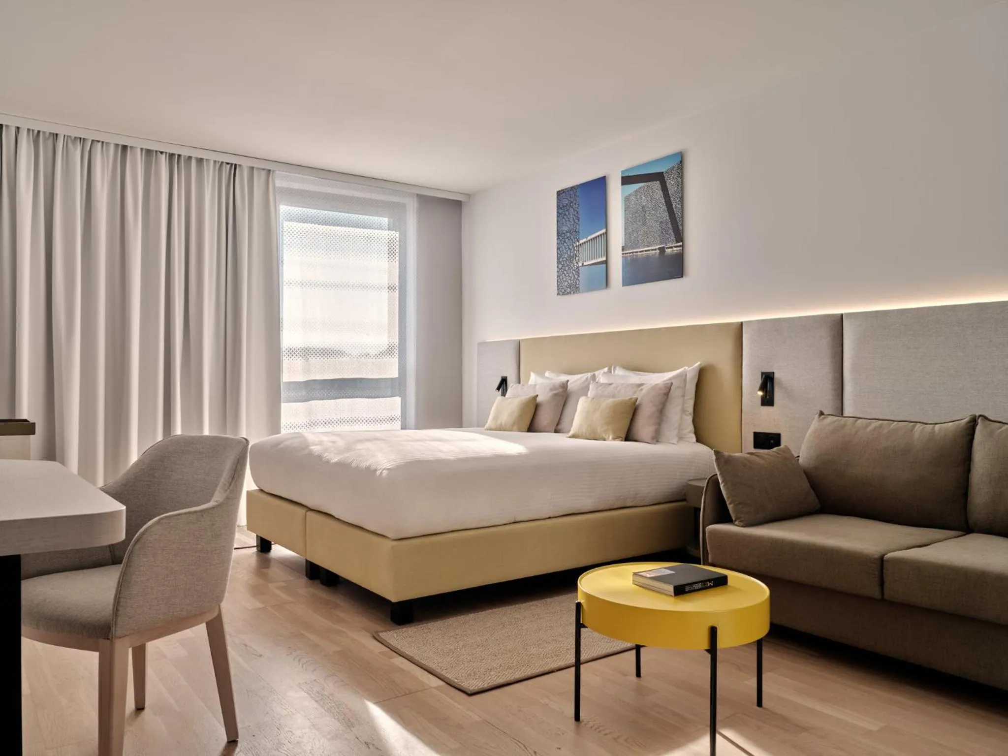 Photo of the whole room, Bed in Crowne Plaza - Marseille Le Dôme