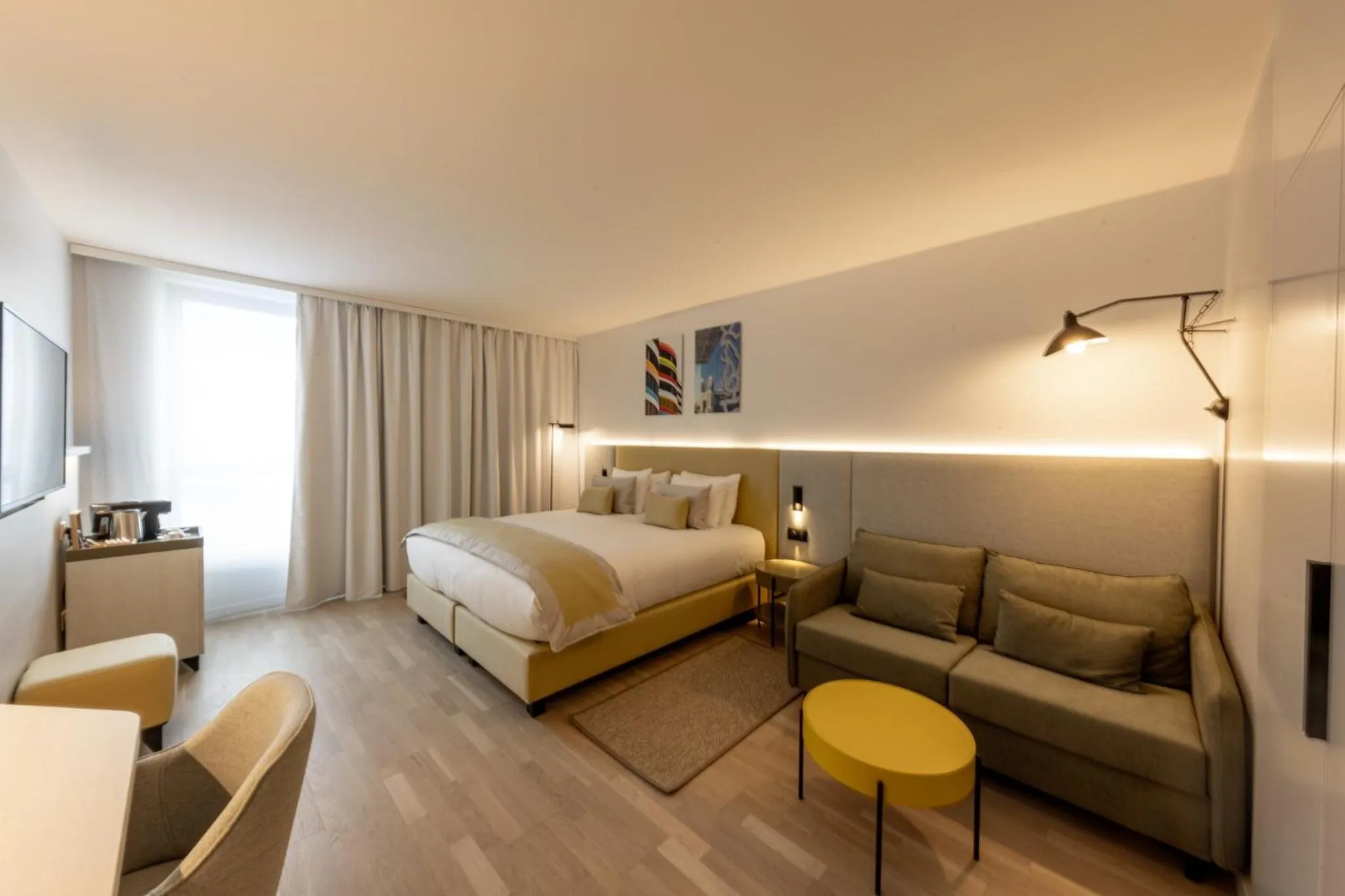 Photo of the whole room, Bed in Crowne Plaza - Marseille Le Dôme