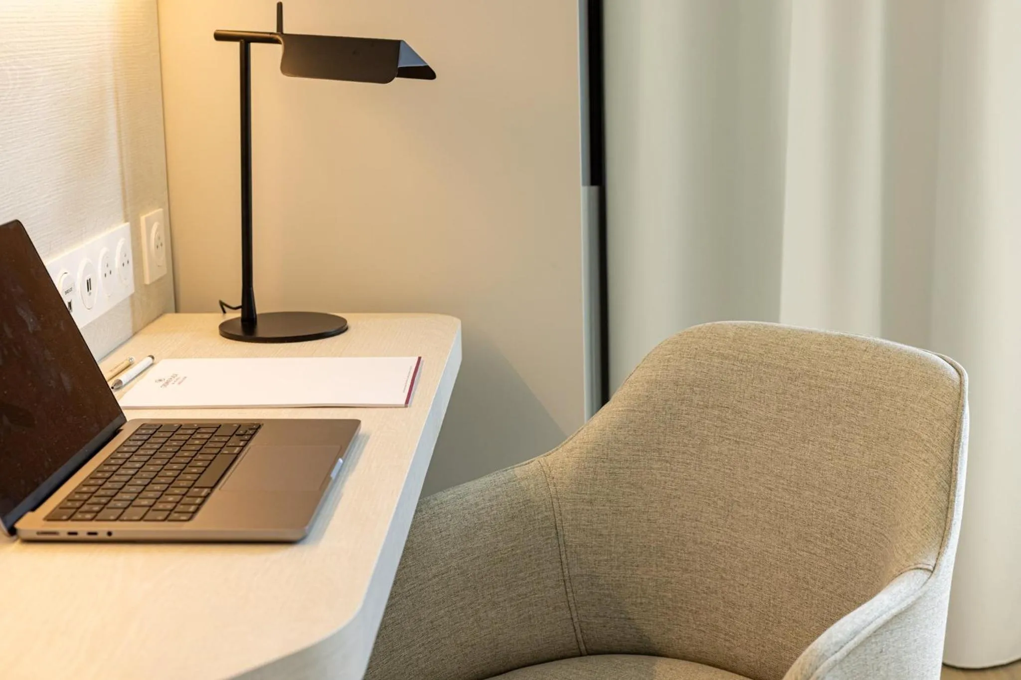 Photo of the whole room in Crowne Plaza - Marseille Le Dôme