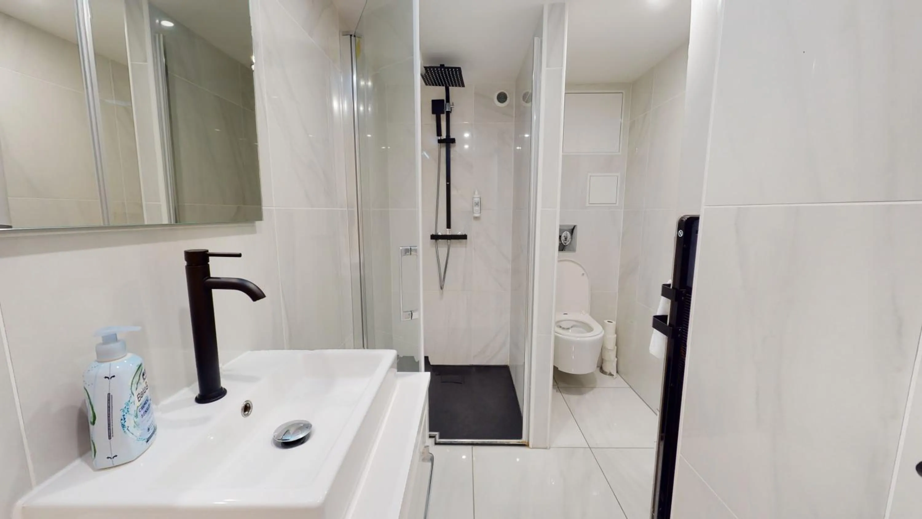 Shower in Appartements modernes avec véranda