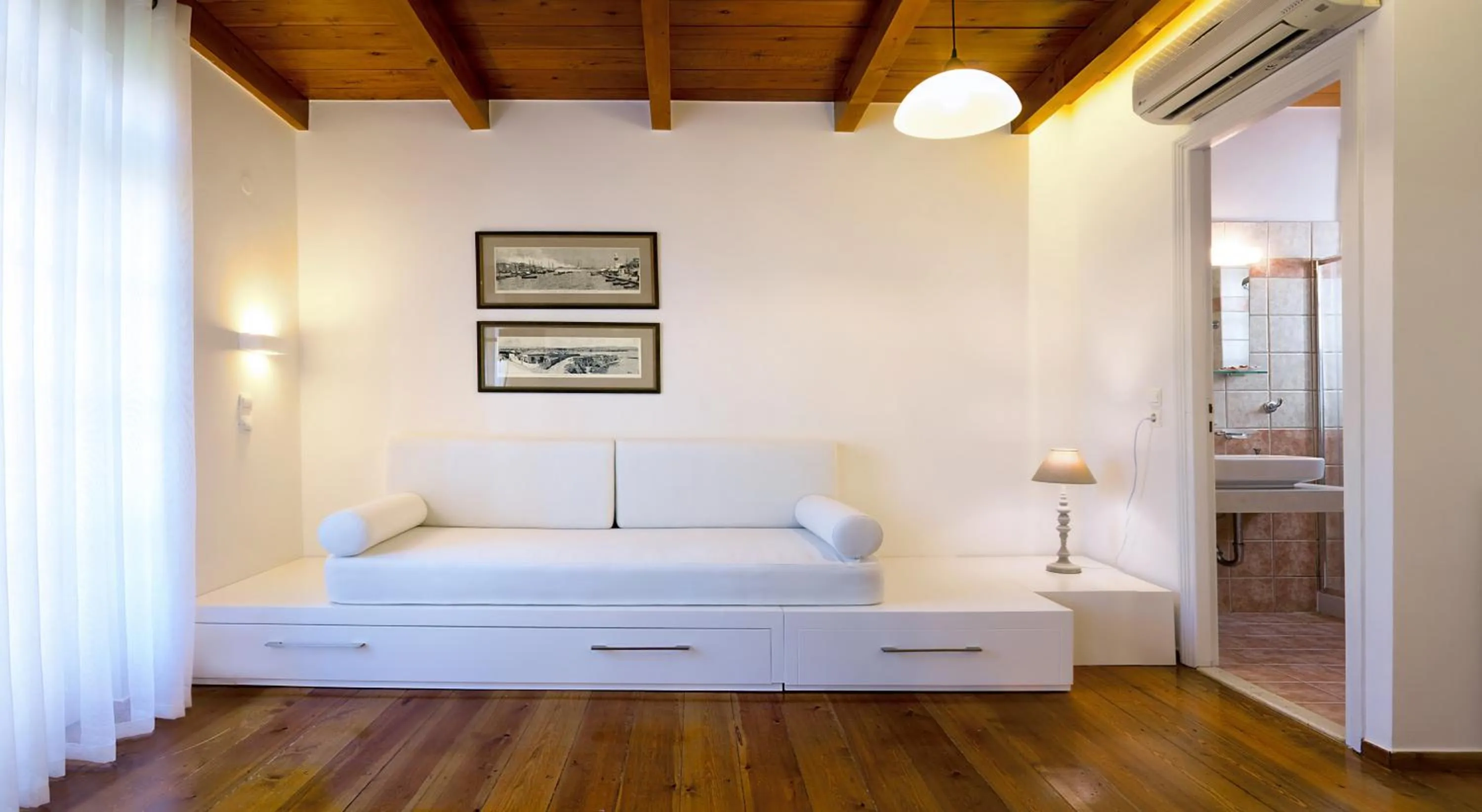 Decorative detail, Bed in Ontas Traditional Hotel