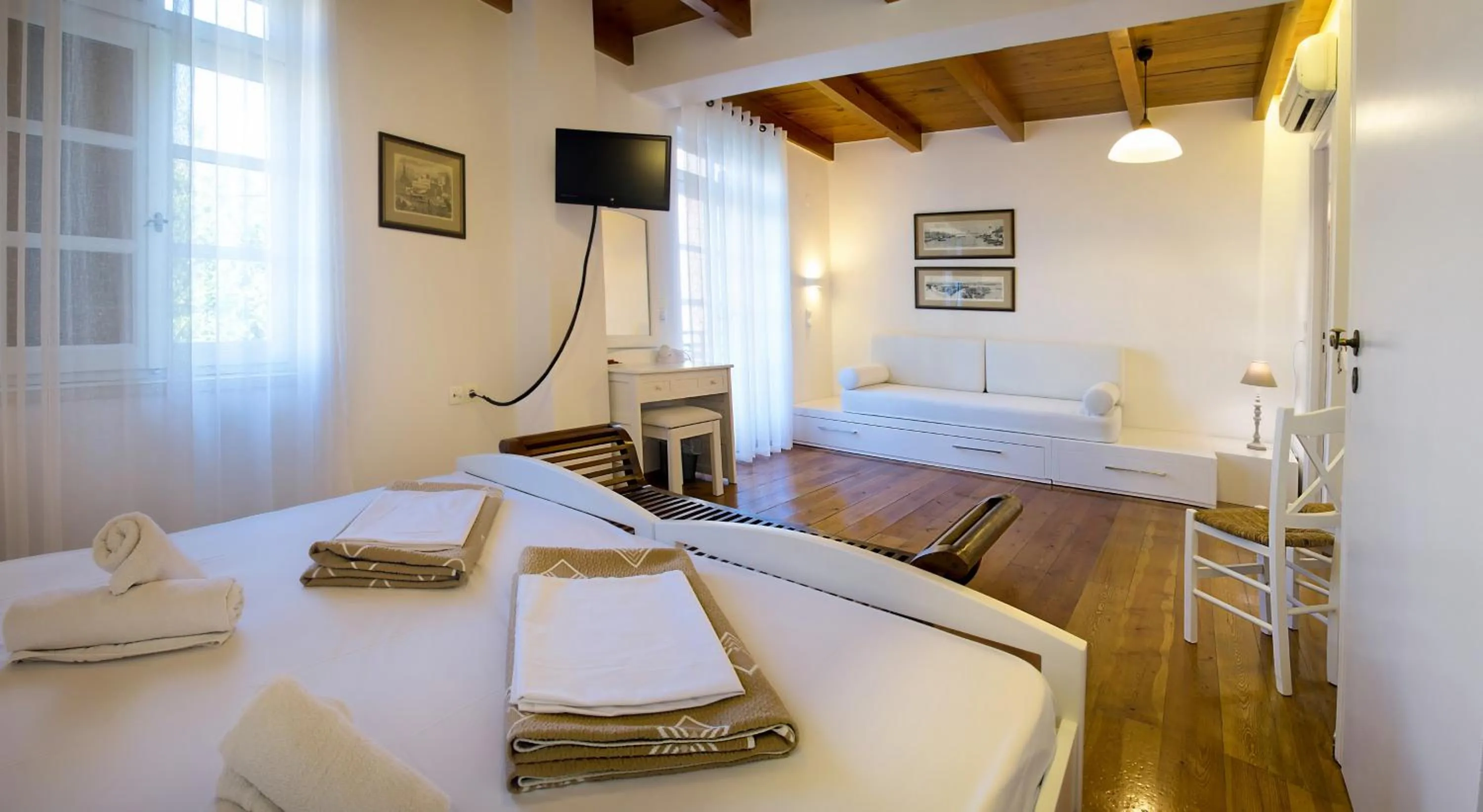 Photo of the whole room, Bed in Ontas Traditional Hotel