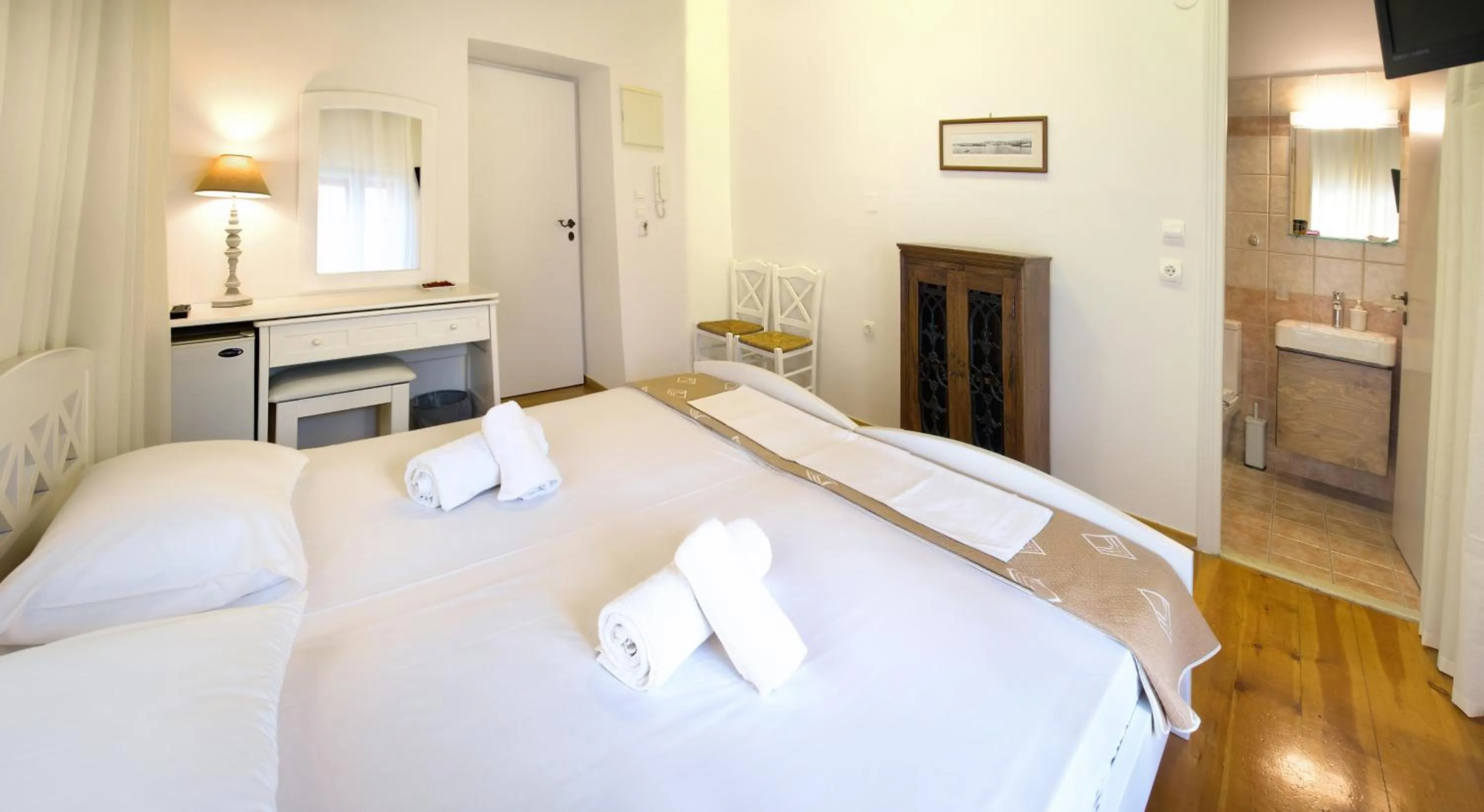 Photo of the whole room, Bed in Ontas Traditional Hotel