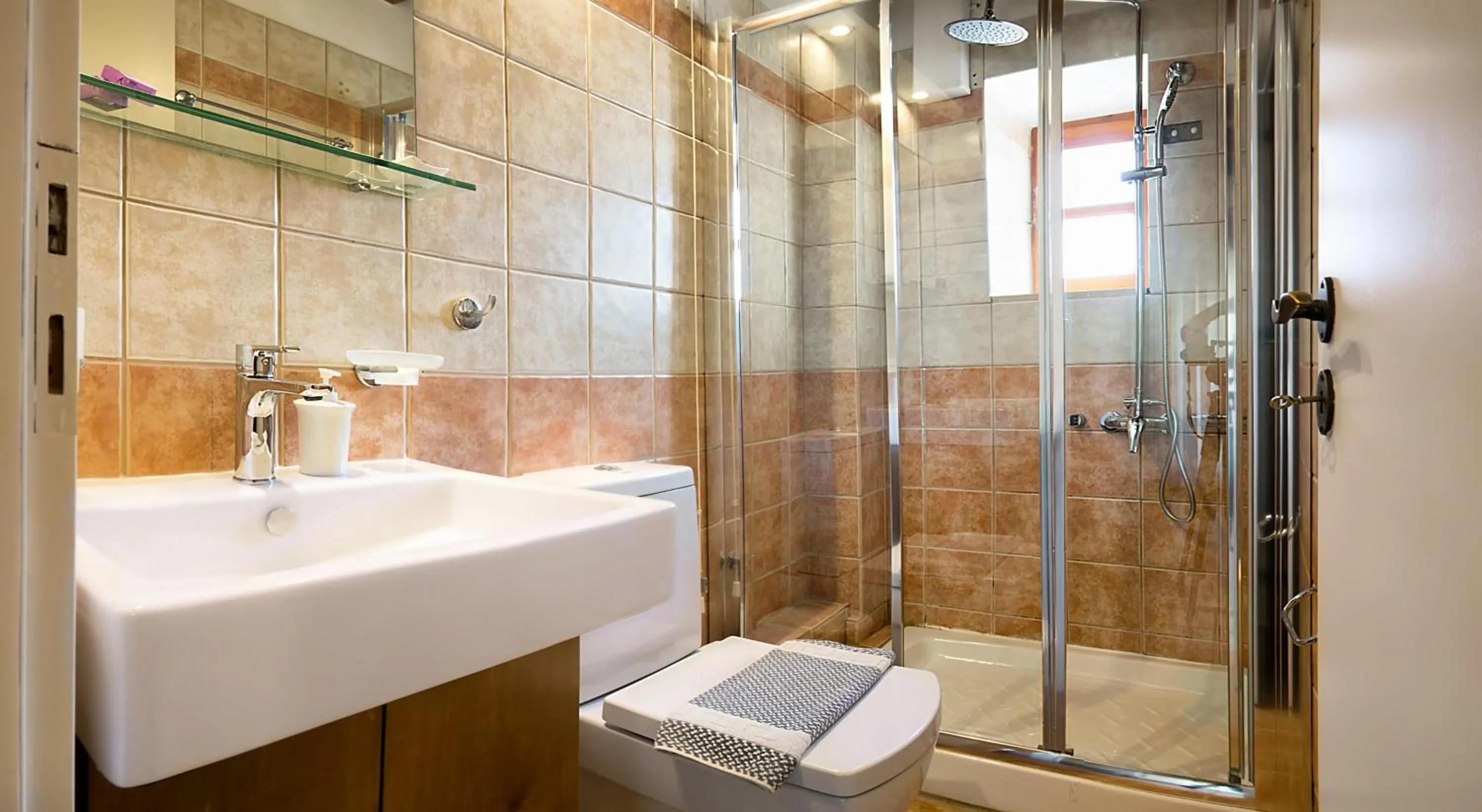 Shower in Ontas Traditional Hotel