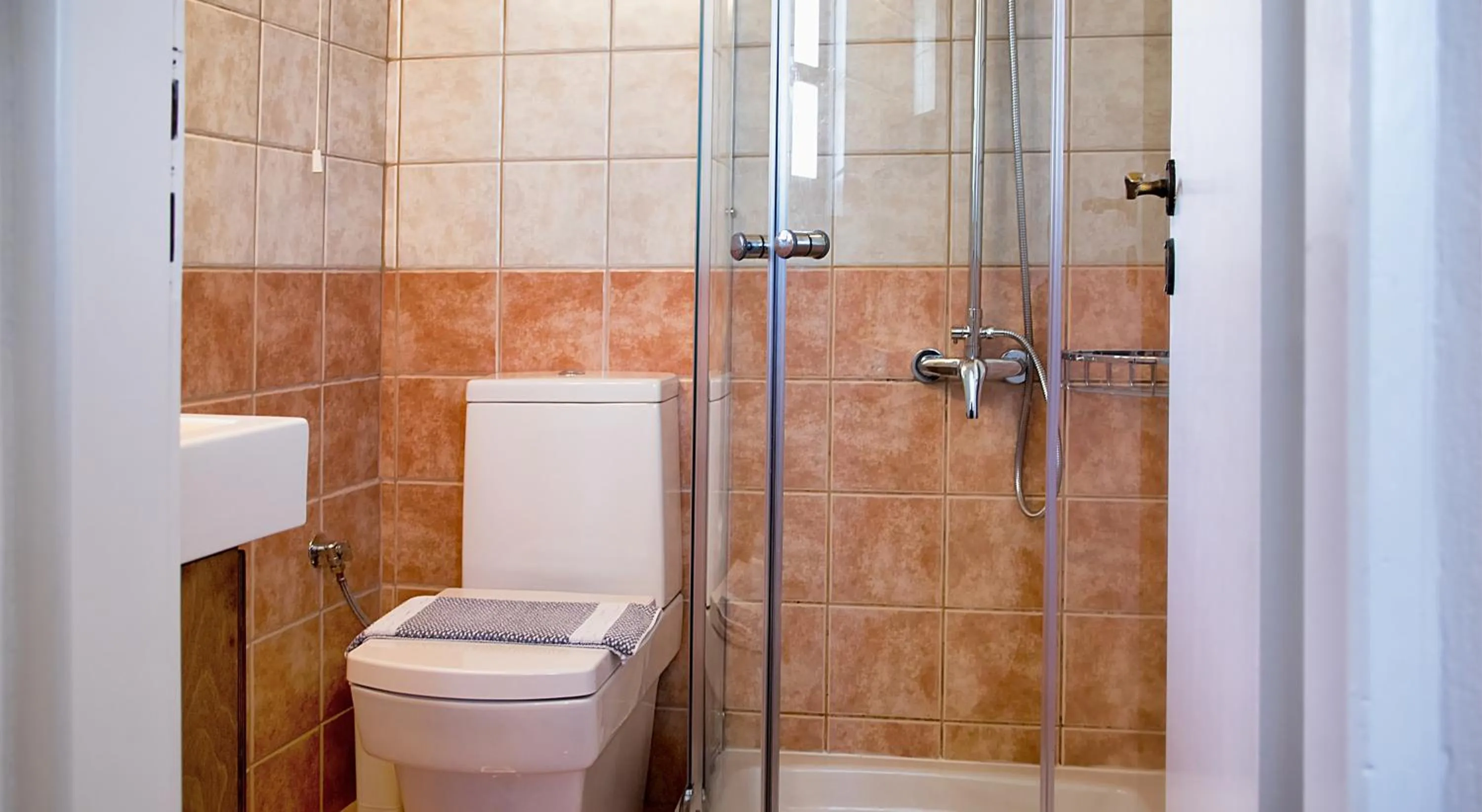 Shower in Ontas Traditional Hotel