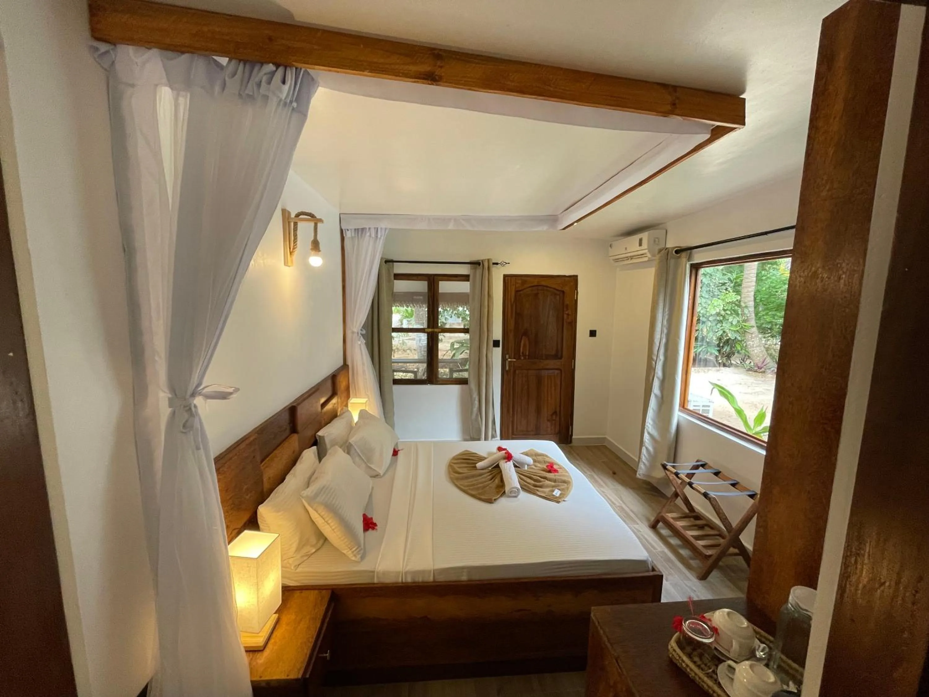 Bedroom, Bed in Mambo Ocean Resort