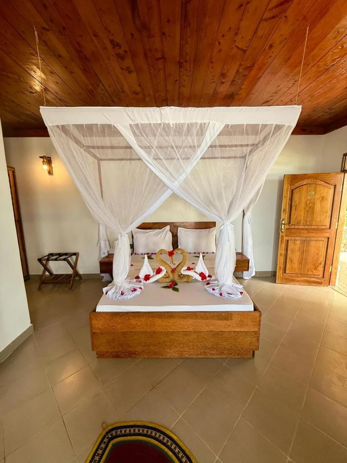 Bedroom, Bed in Mambo Ocean Resort