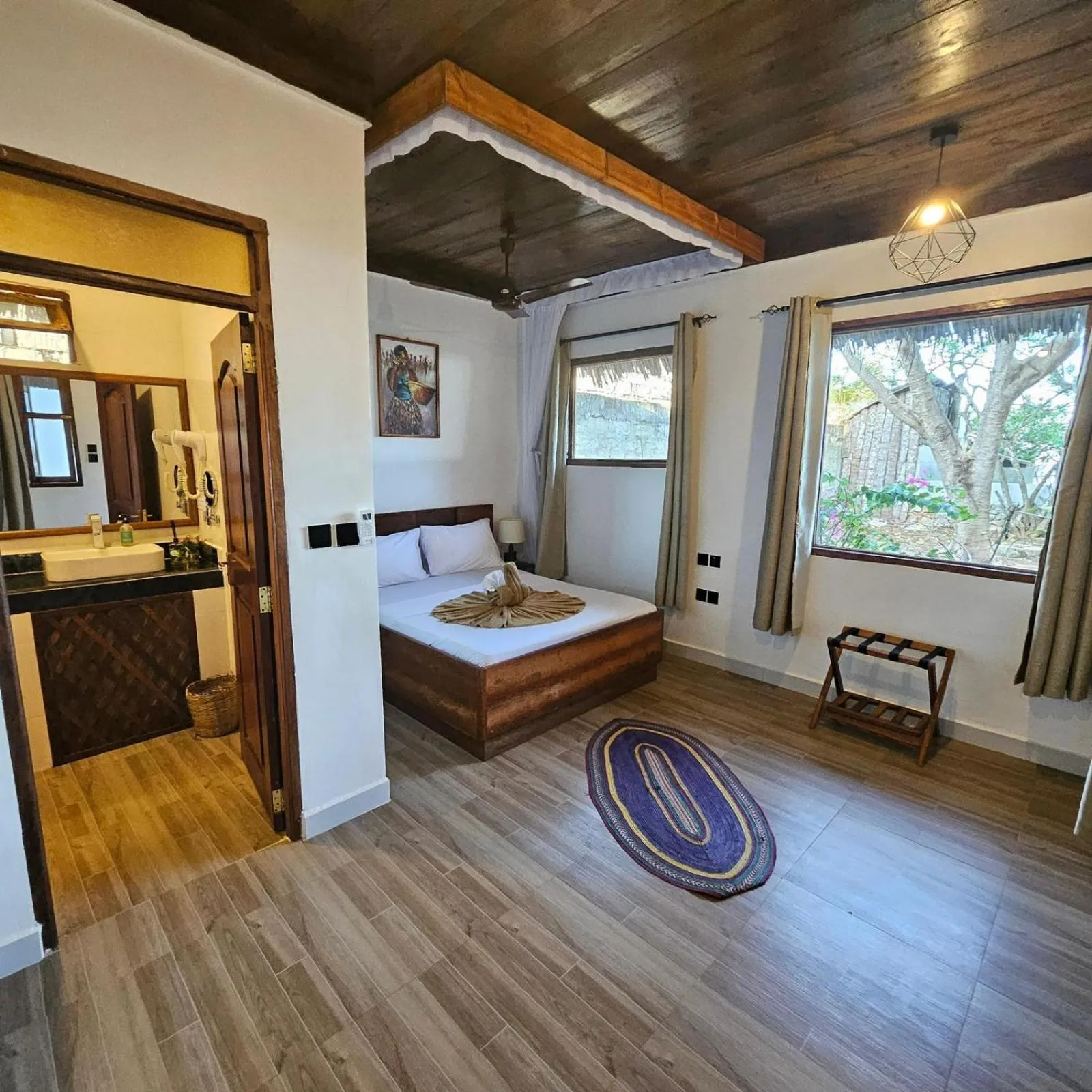 Bedroom, Bed in Mambo Ocean Resort