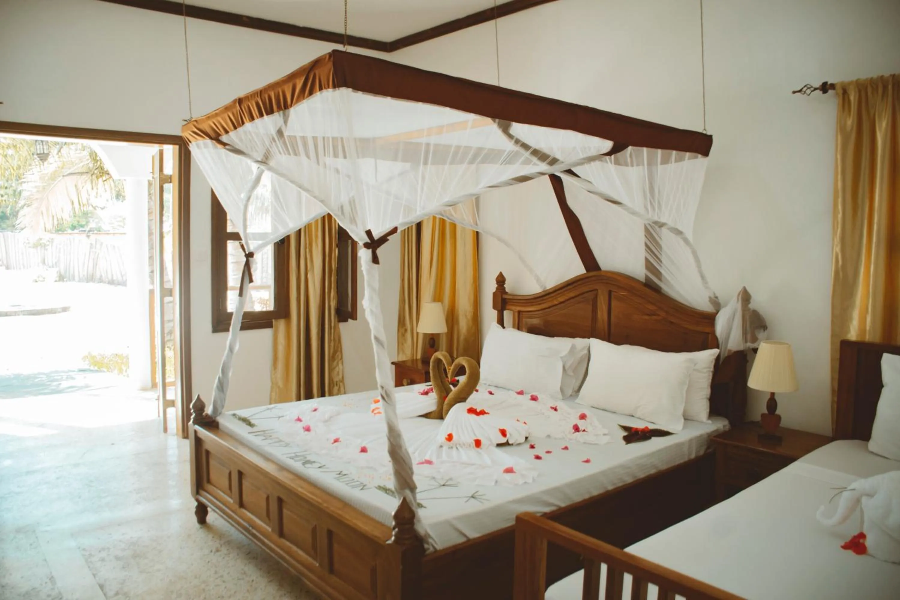 Bedroom, Bed in Mambo Ocean Resort