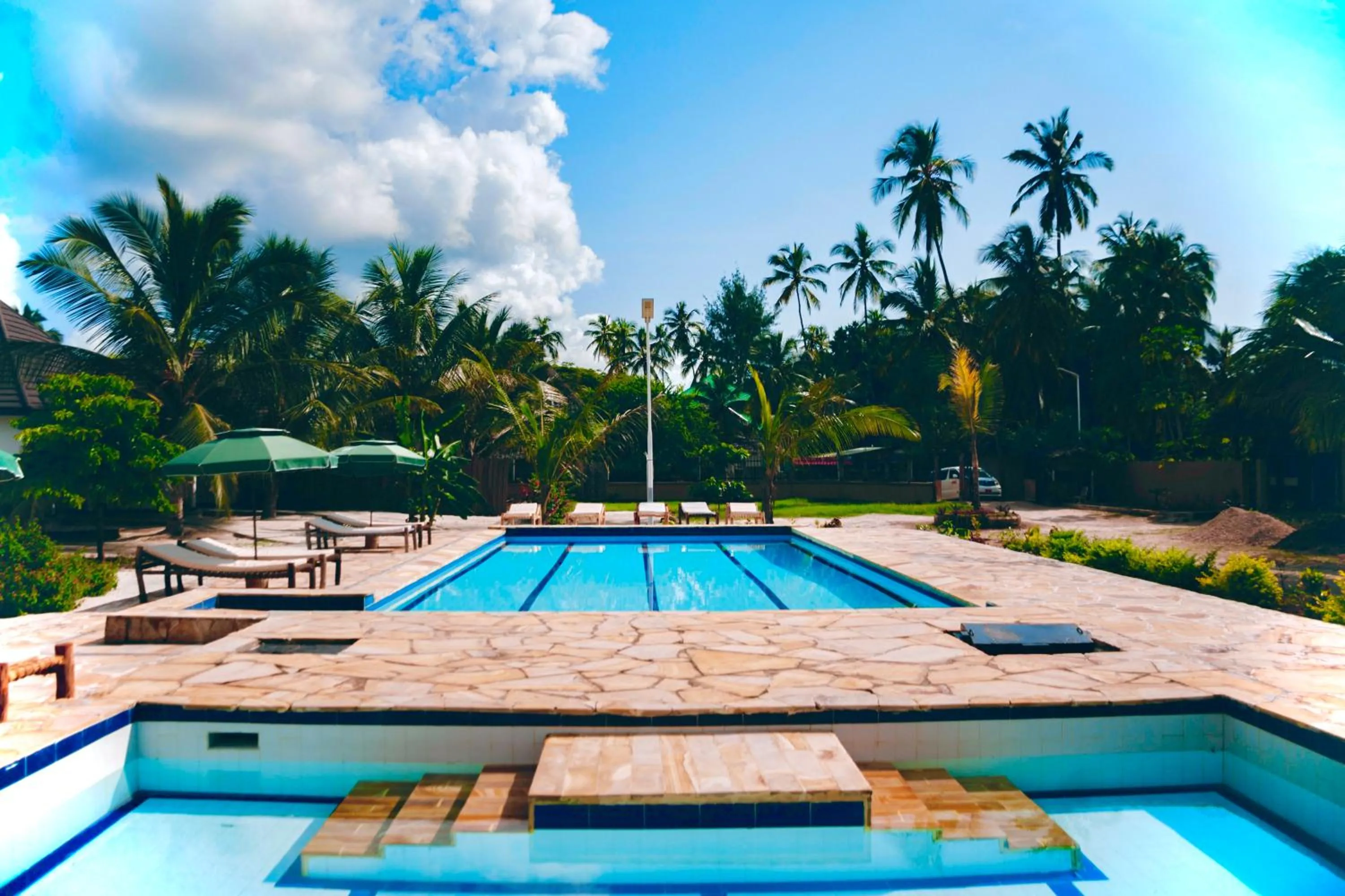 Swimming pool in Mambo Ocean Resort