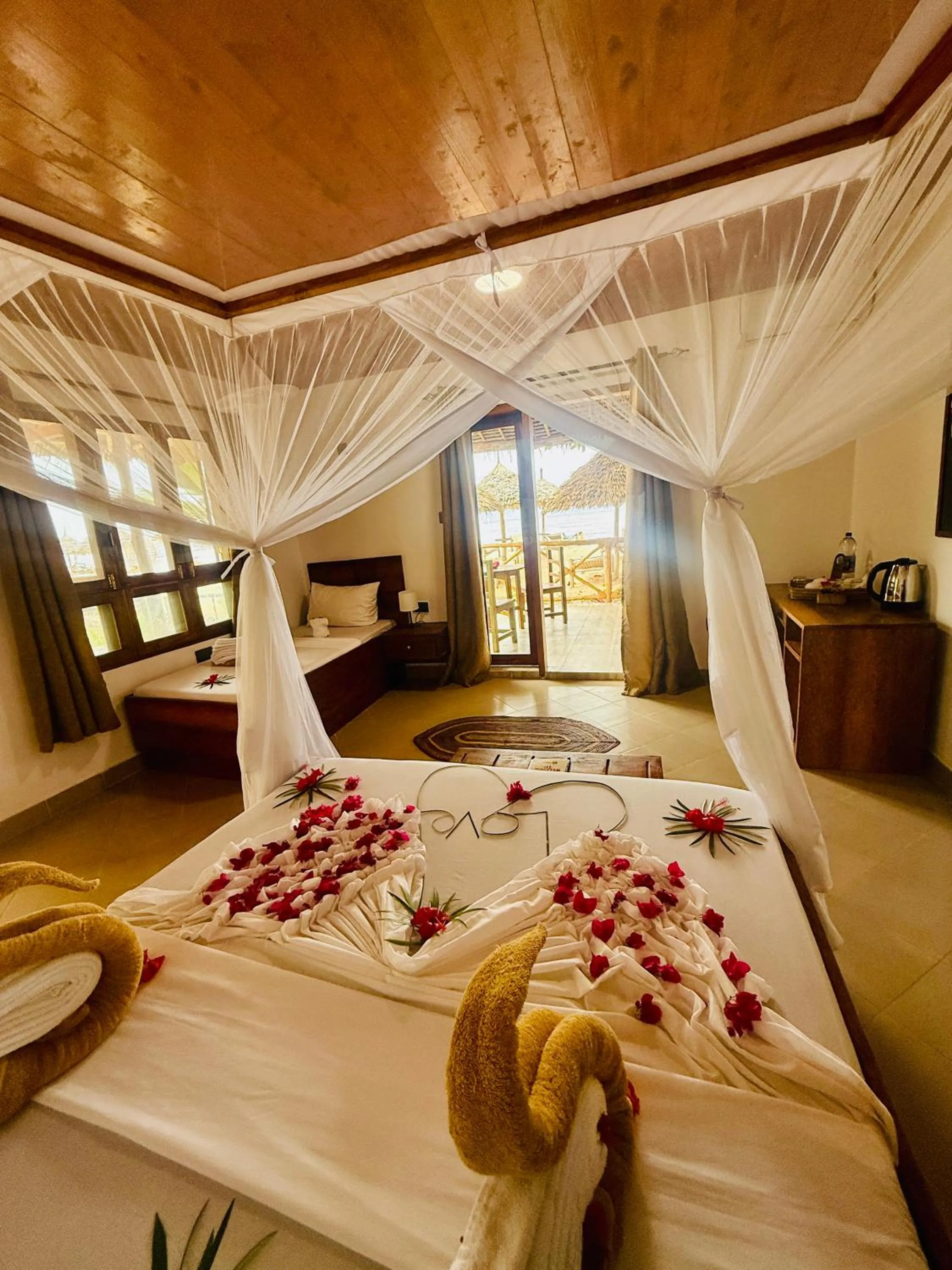 Bedroom, Bed in Mambo Ocean Resort