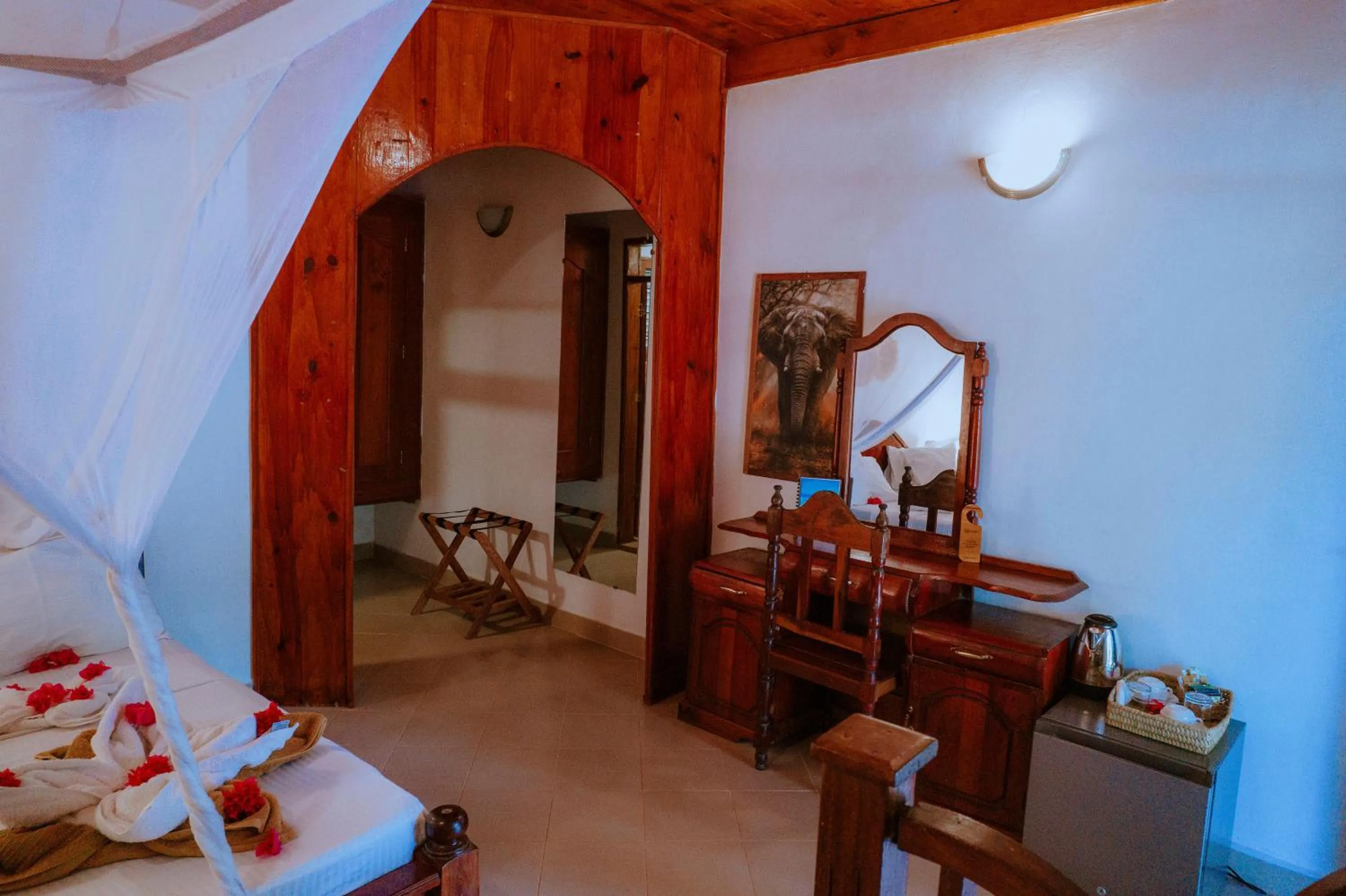 Bedroom, Bed in Mambo Ocean Resort