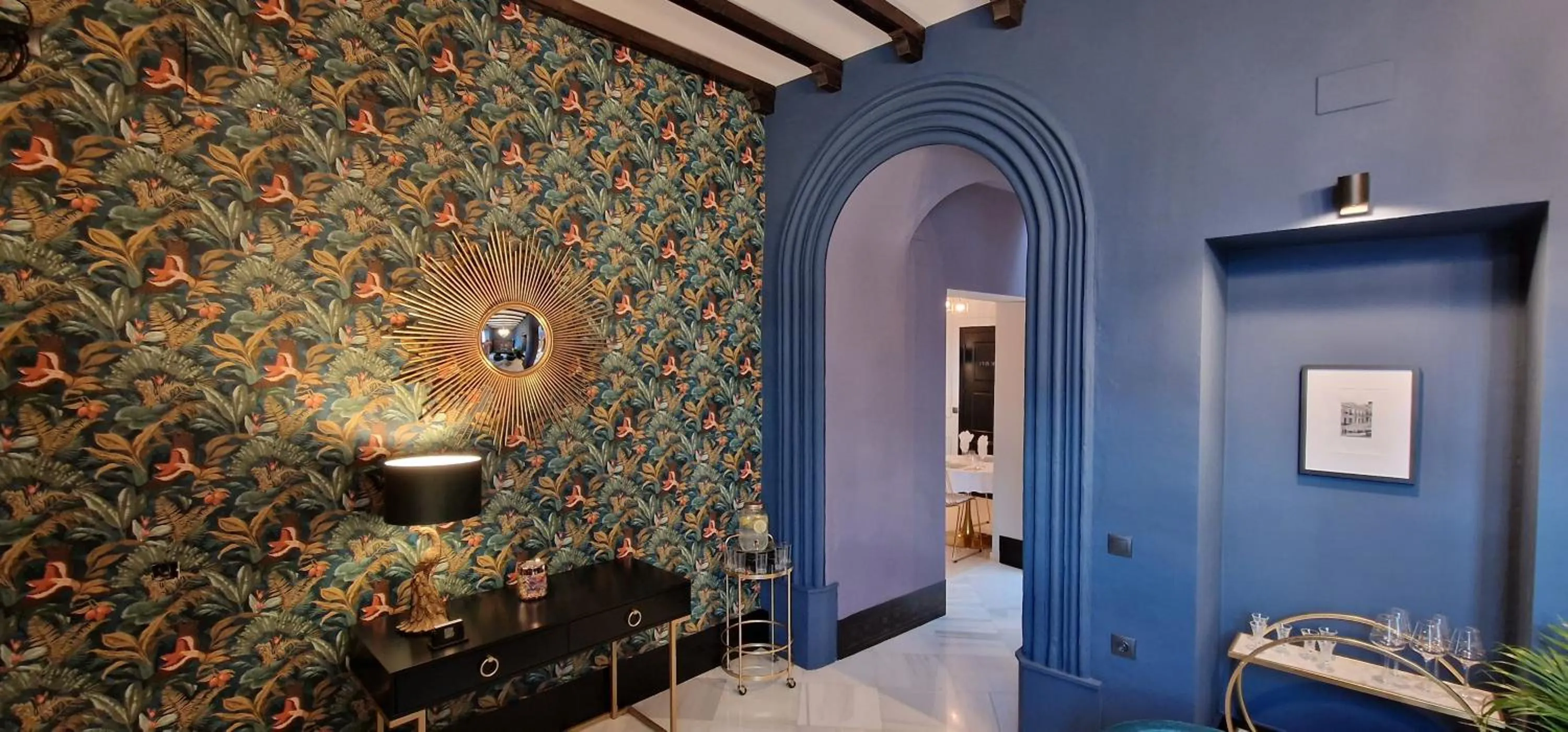 Text overlay, Bed in Boutique Suites