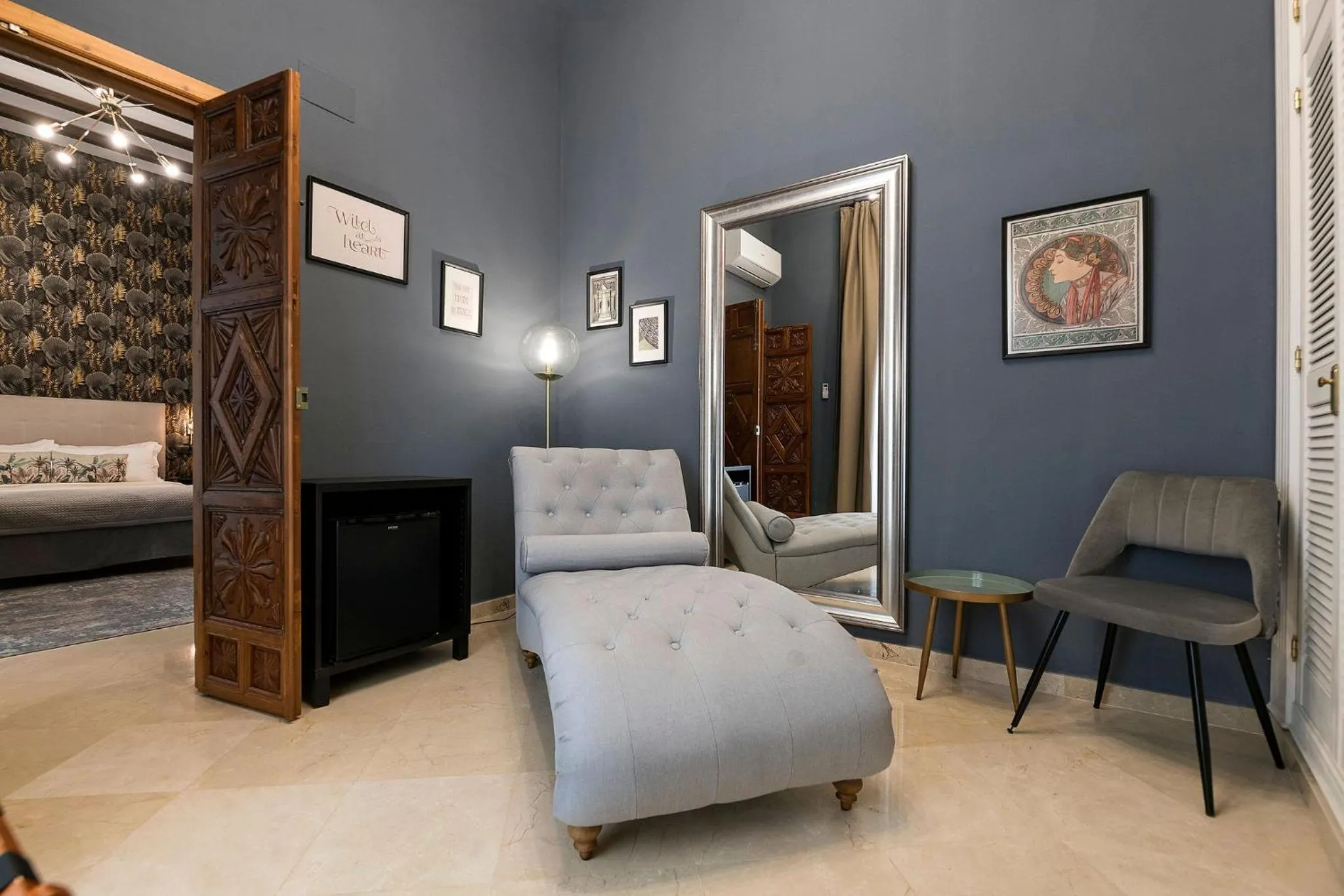 wardrobe, Bed in Boutique Suites