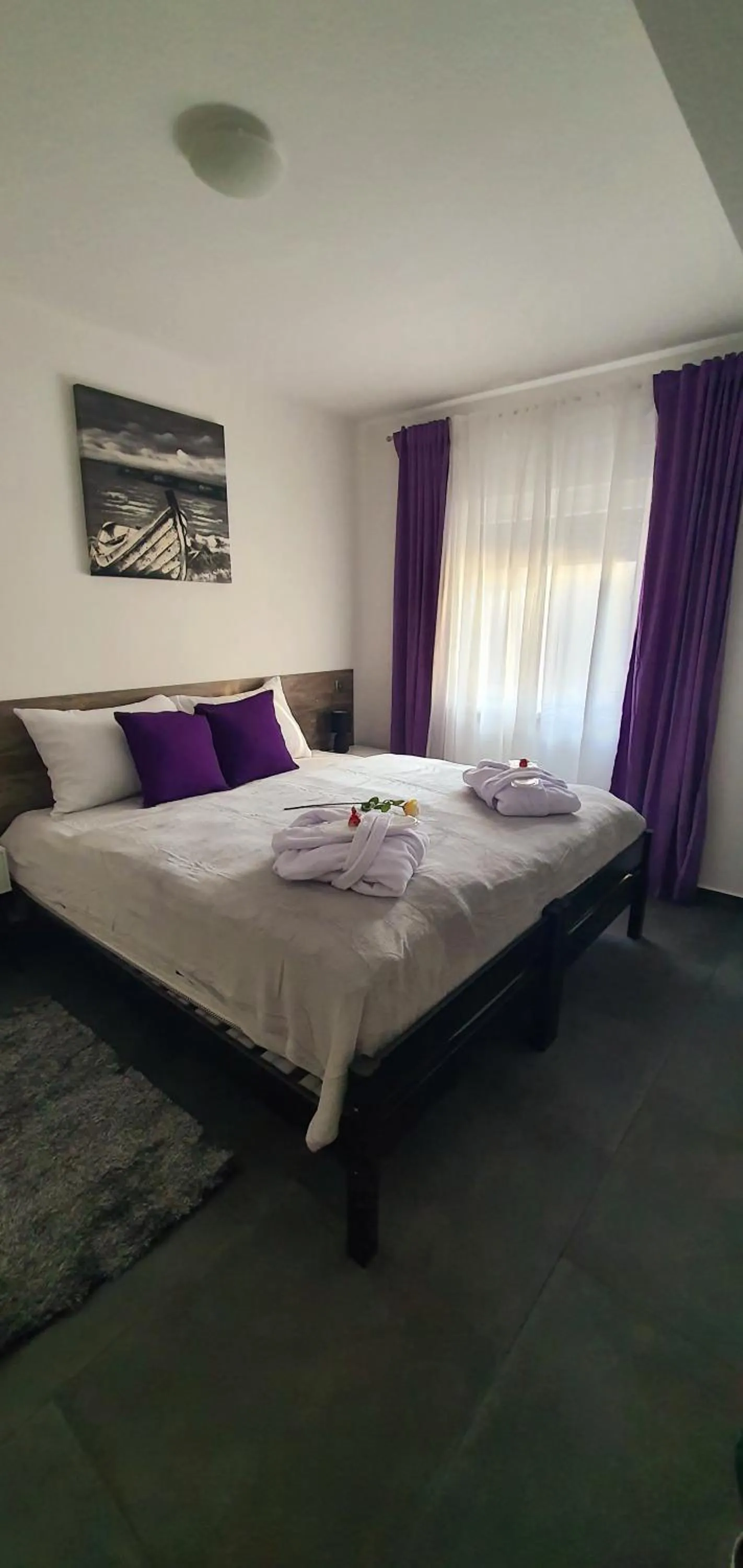 Bed in Blue Diamond ****
