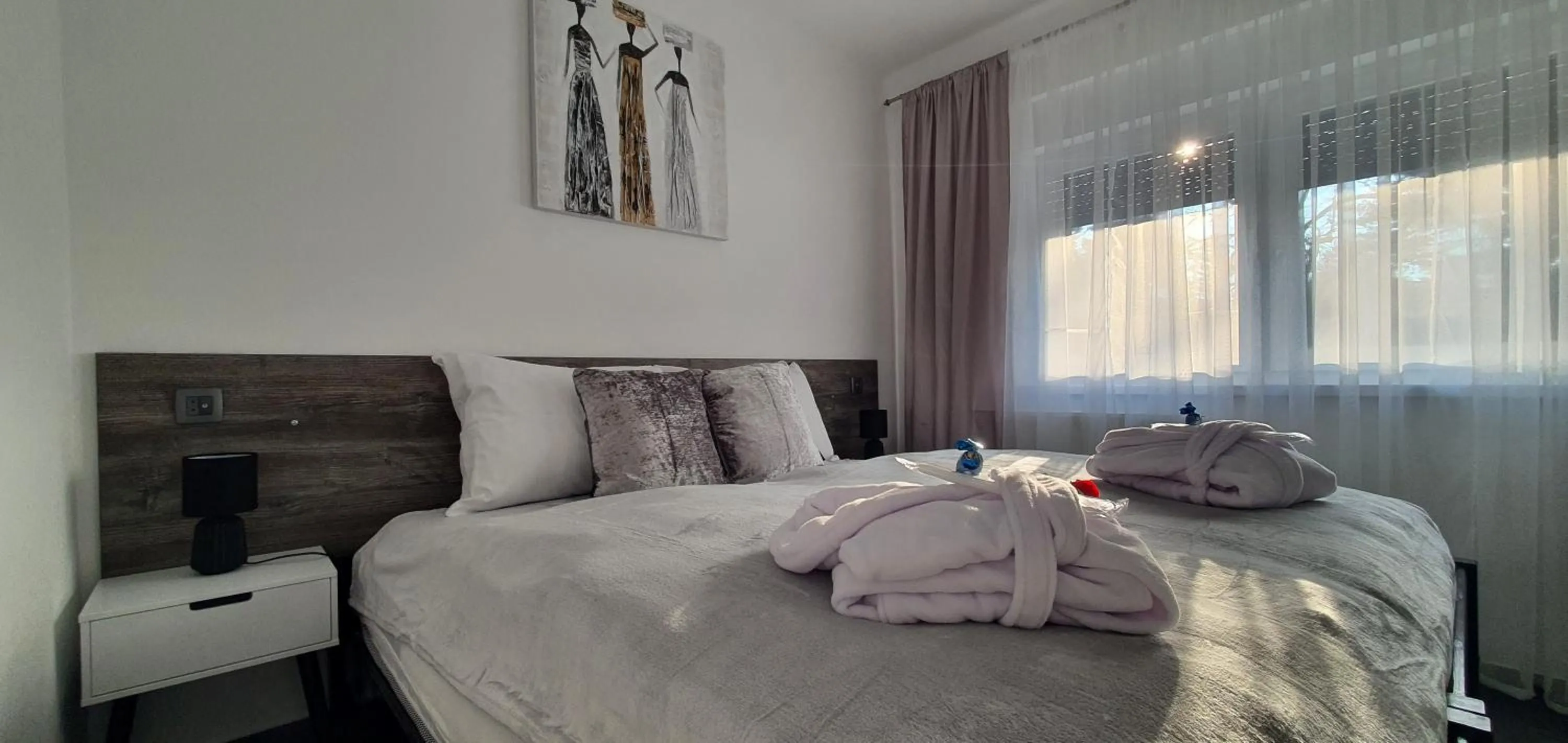 Bed in Blue Diamond ****