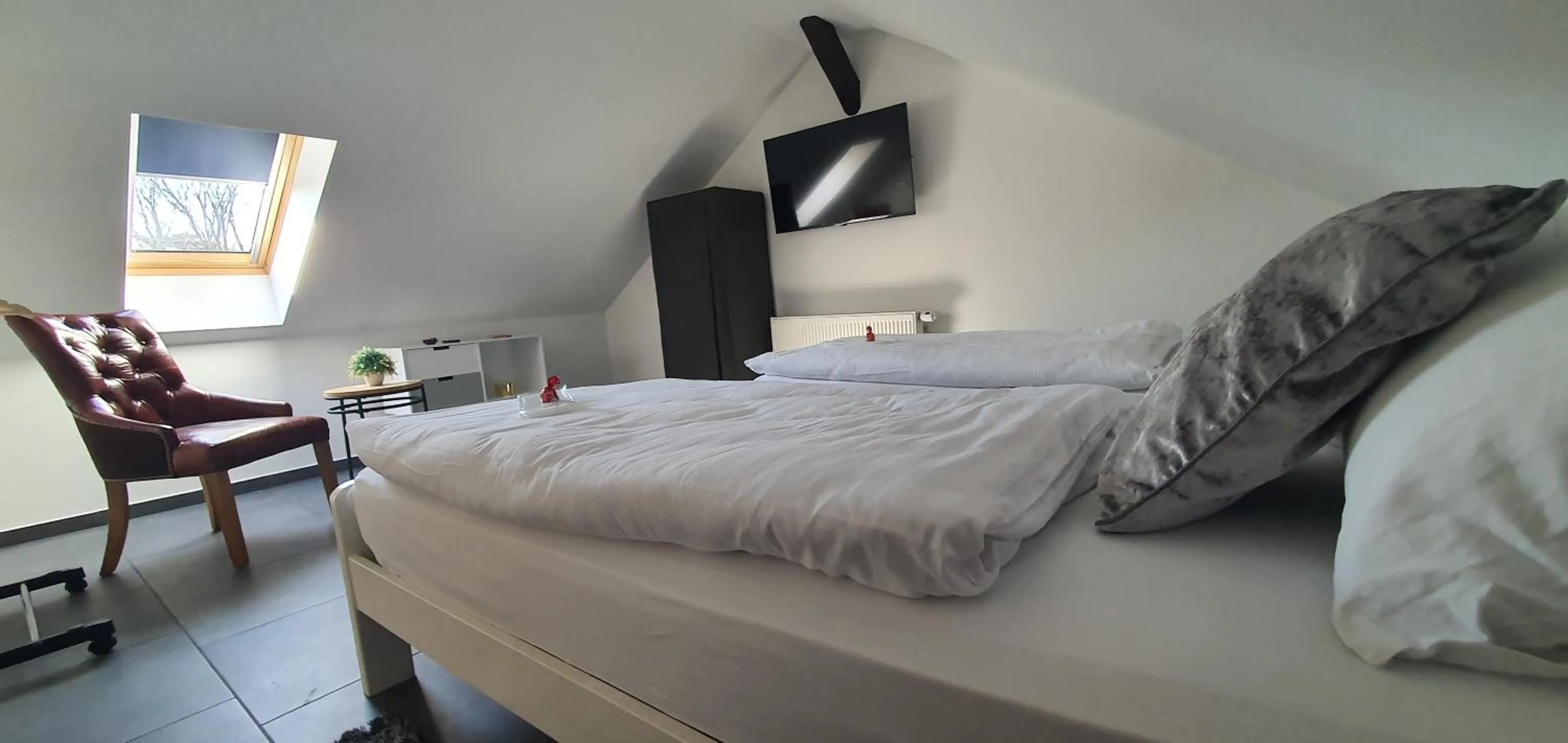 Bed in Blue Diamond ****