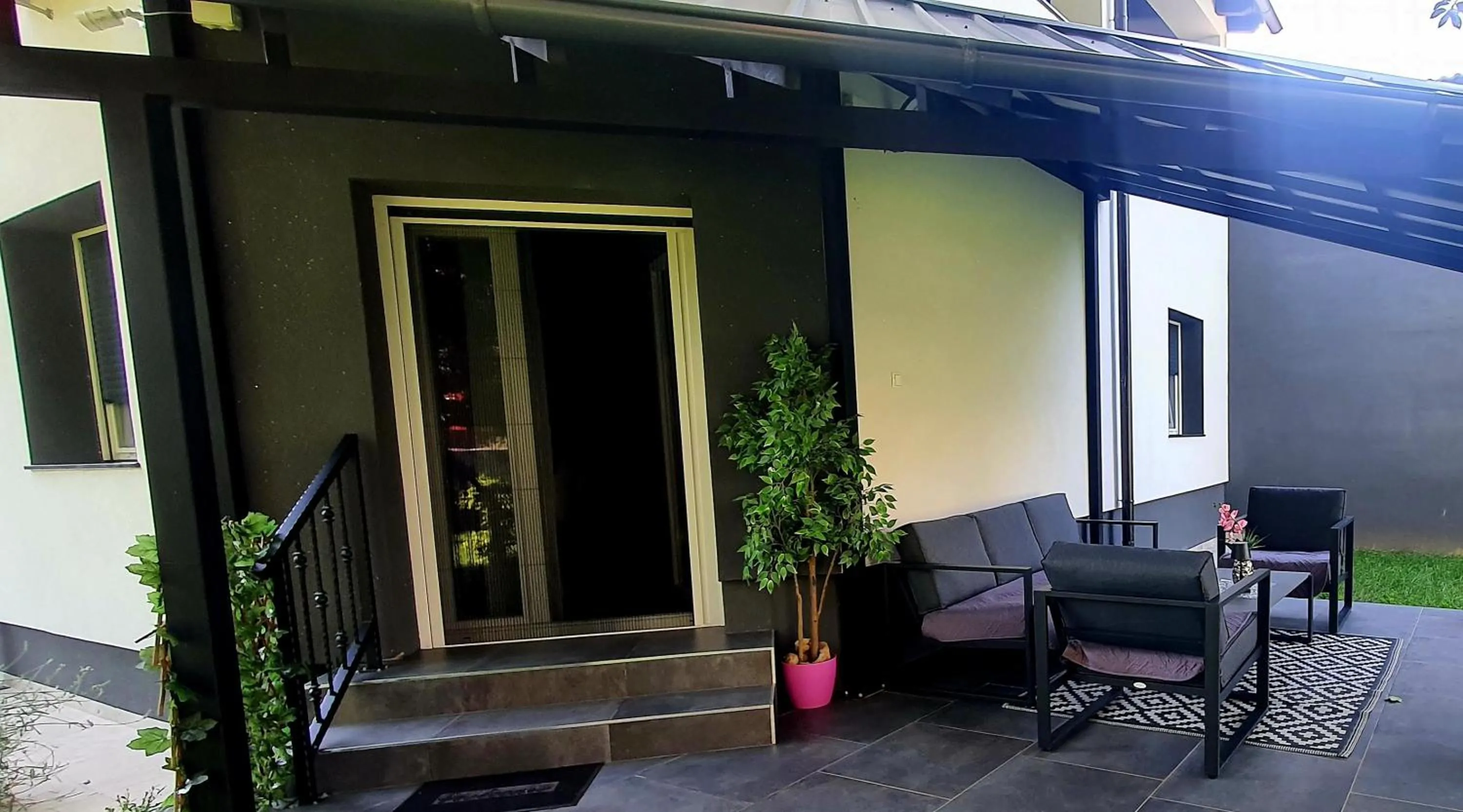Patio in Blue Diamond ****