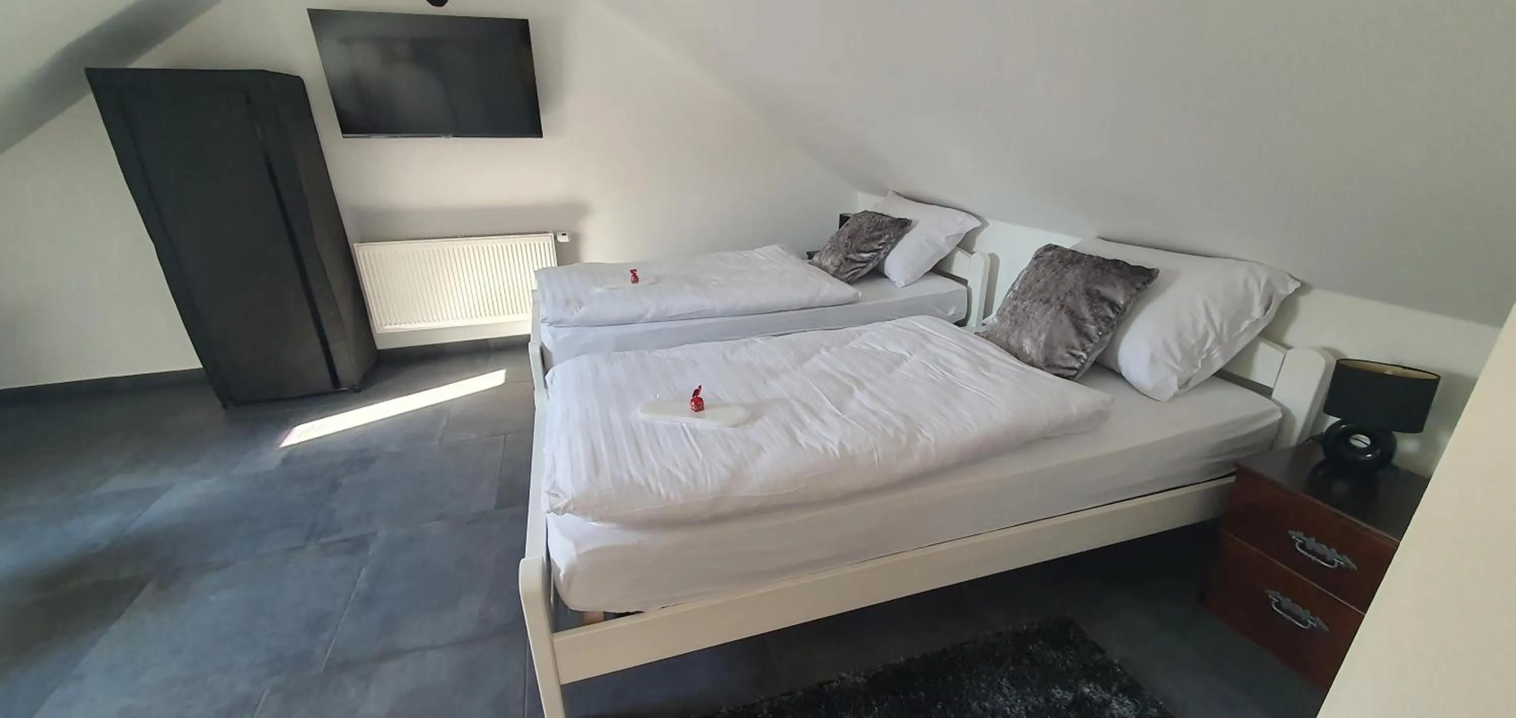 Bed in Blue Diamond ****
