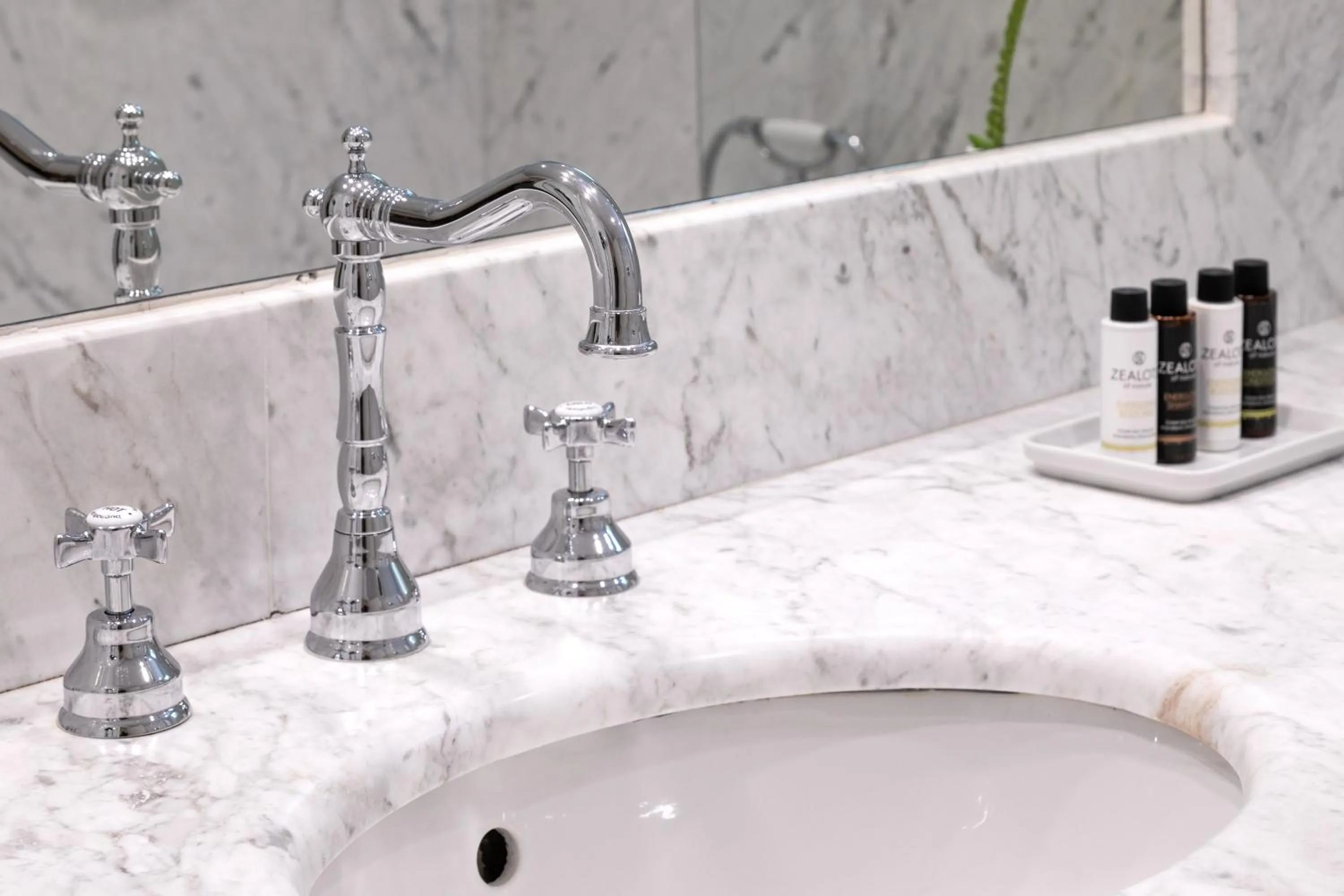 Bathroom in Hotel Leto Hydra
