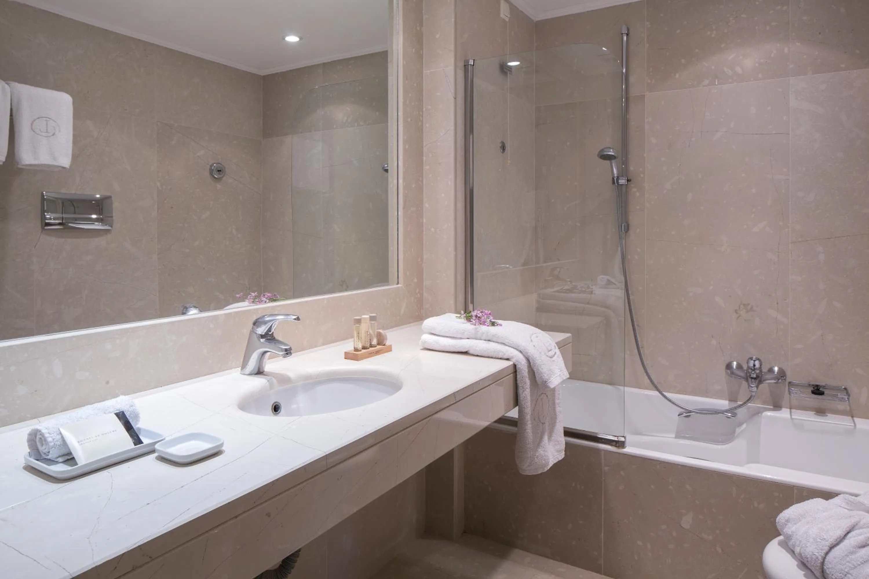 Bathroom in Hotel Leto Hydra