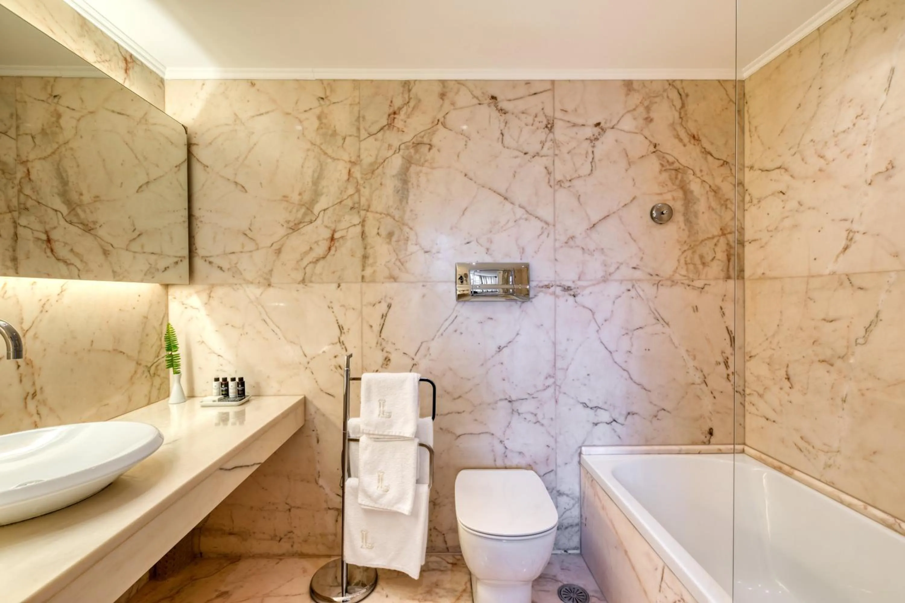 Bathroom in Hotel Leto Hydra