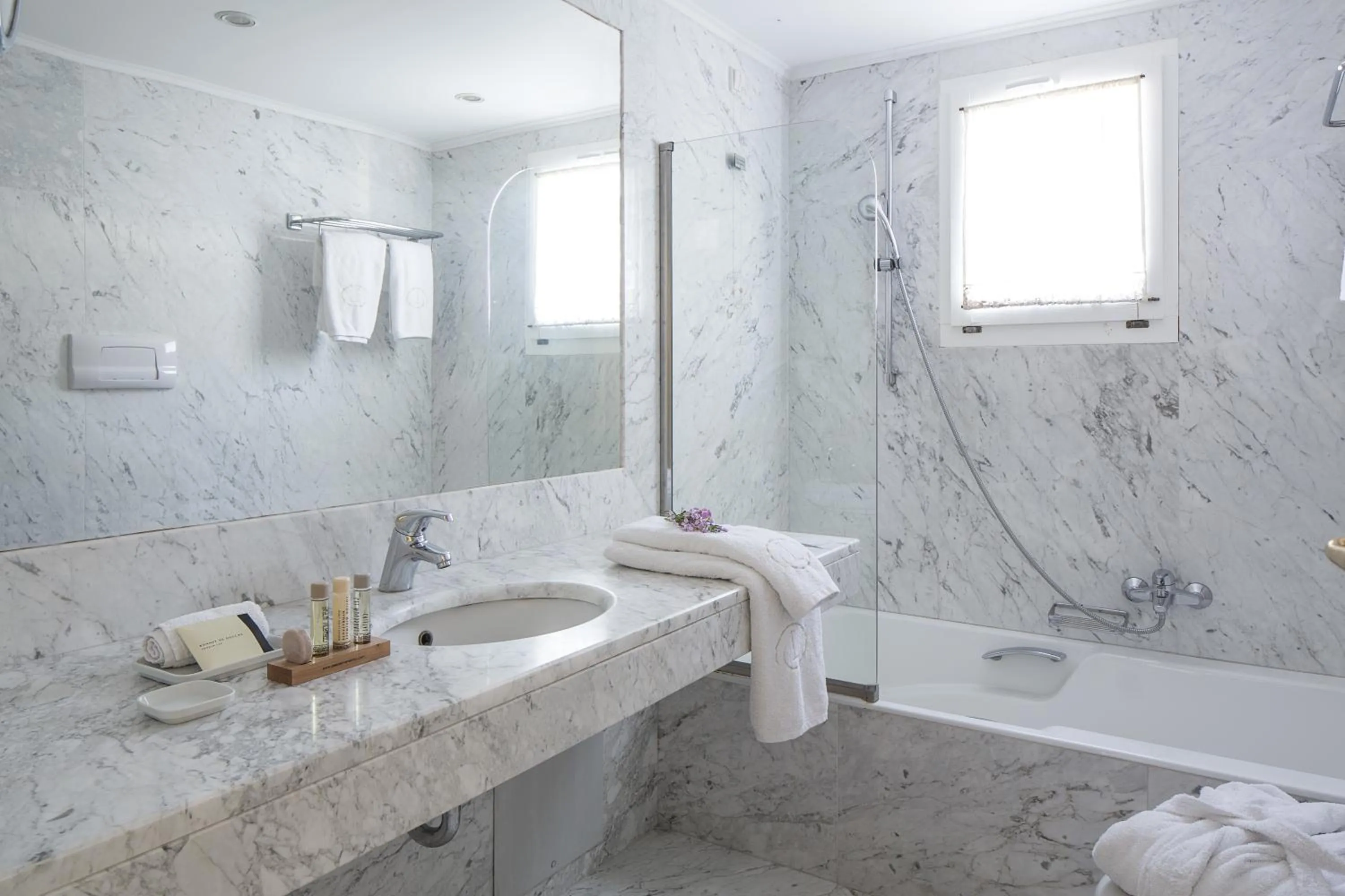 Bathroom in Hotel Leto Hydra