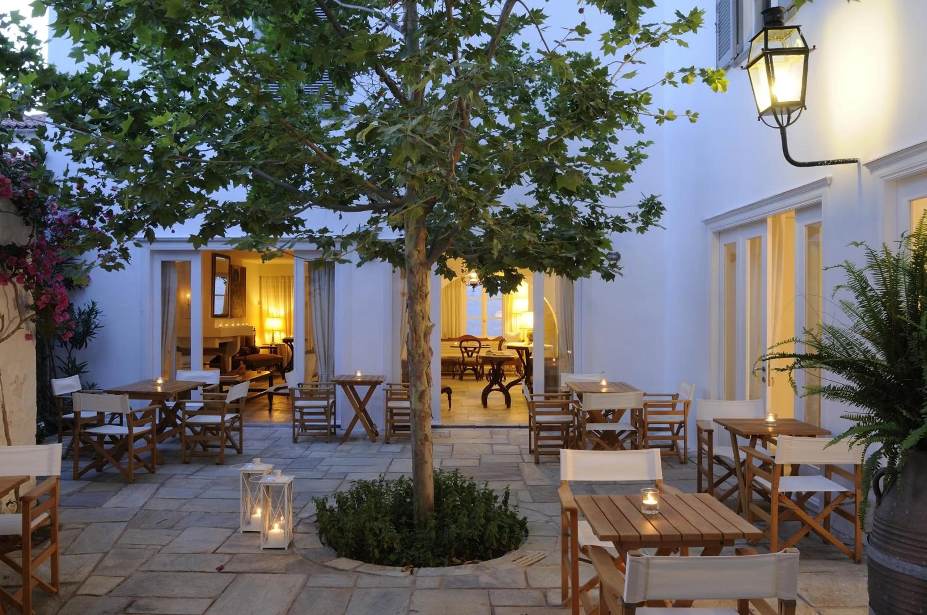 Patio in Hotel Leto Hydra