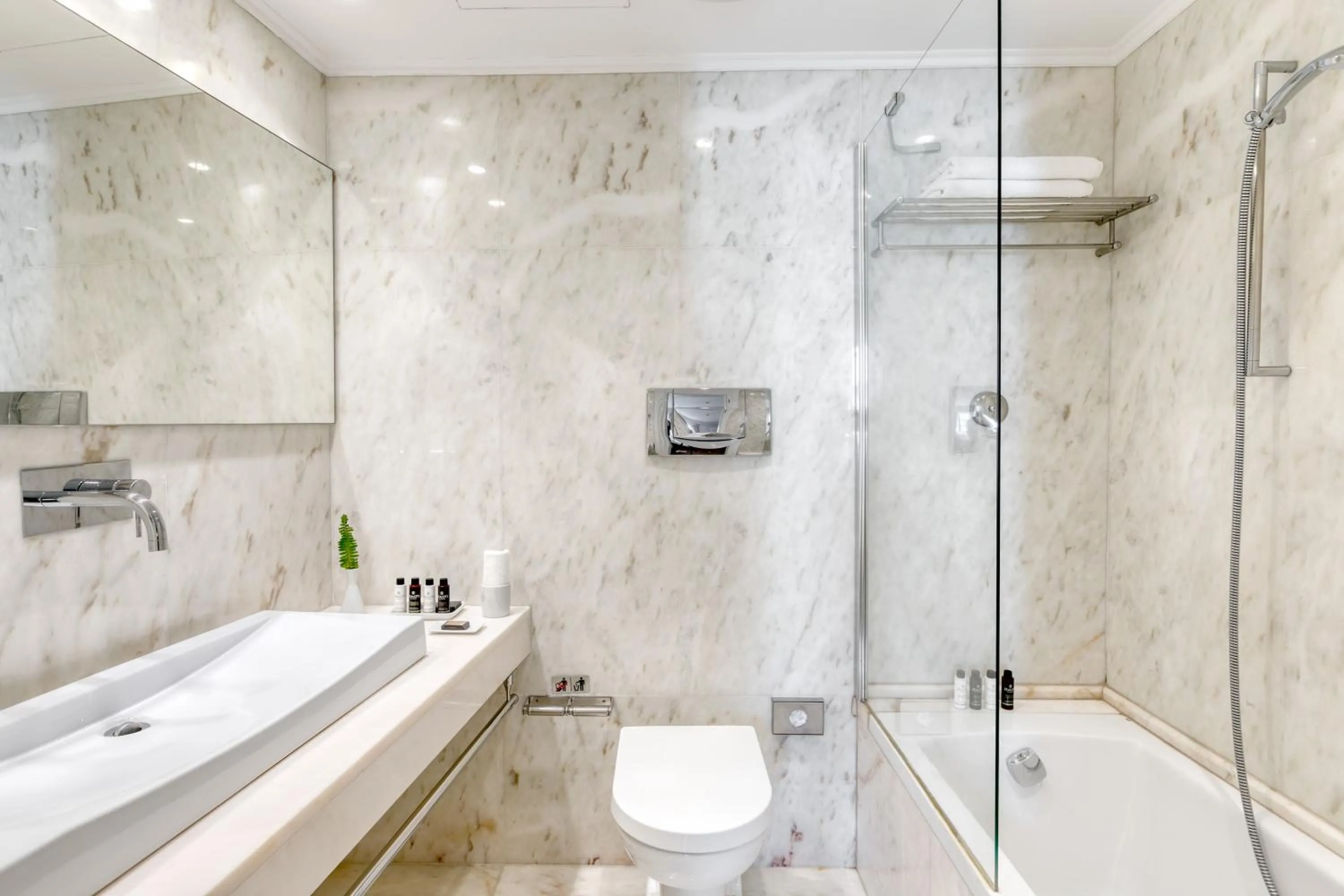 Bathroom in Hotel Leto Hydra