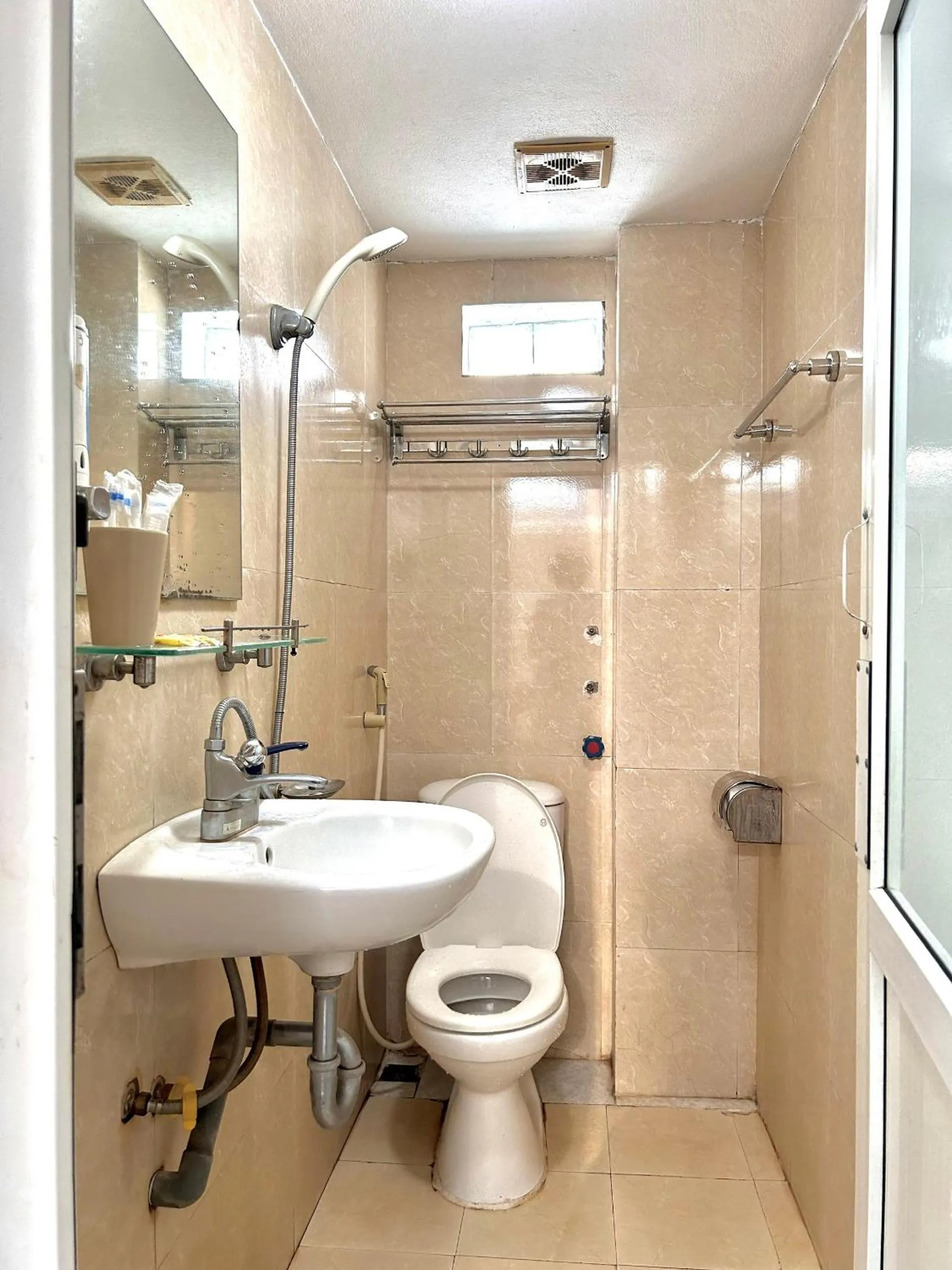 Frontier Hostel & Tours