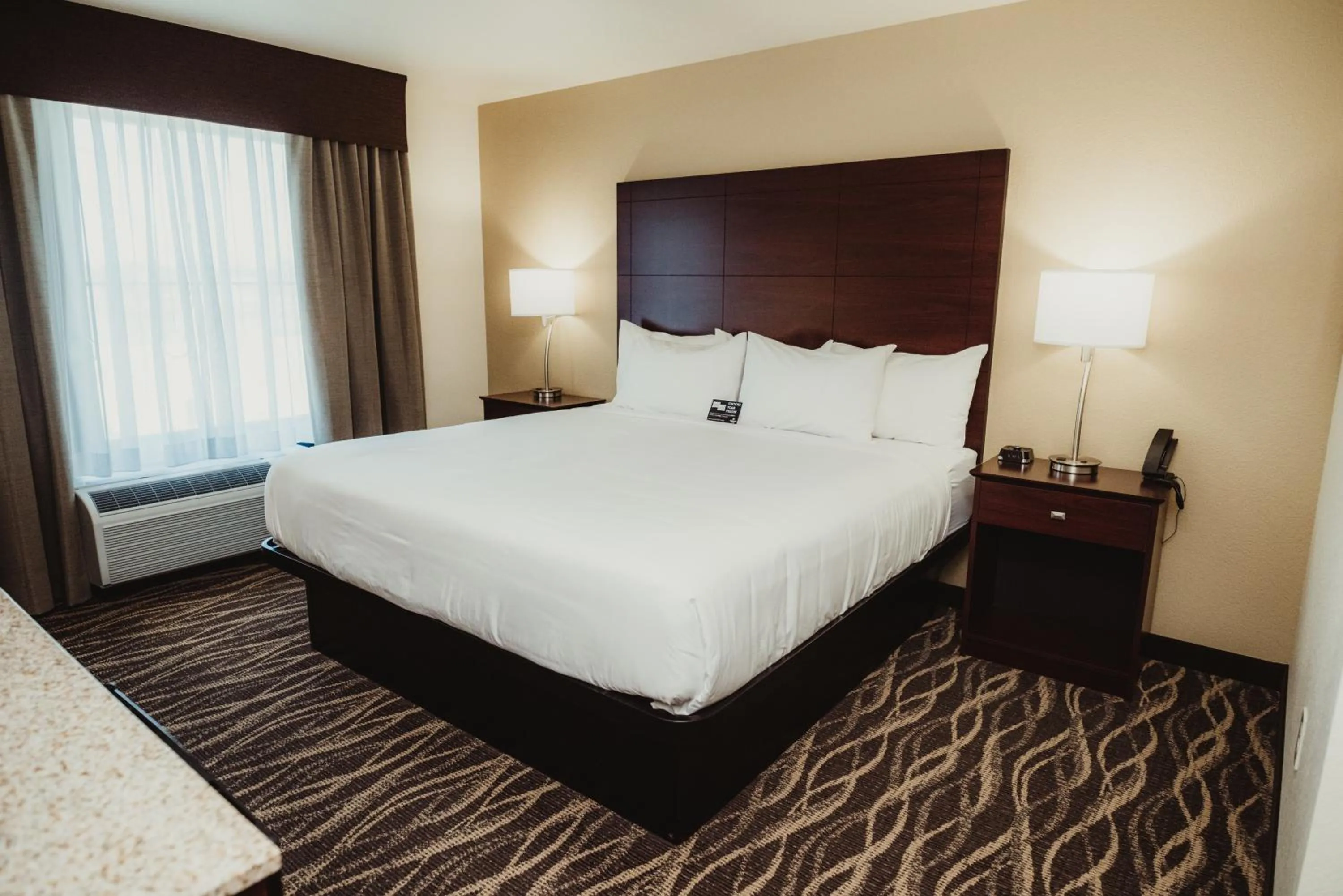 Bedroom, Bed in Cobblestone Hotel & Suites - Ottumwa