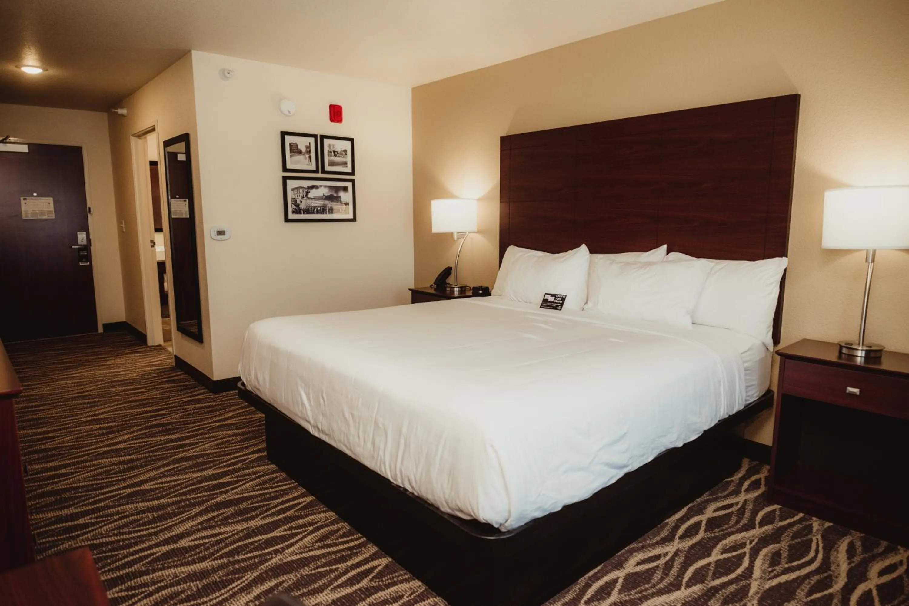 Bedroom, Bed in Cobblestone Hotel & Suites - Ottumwa