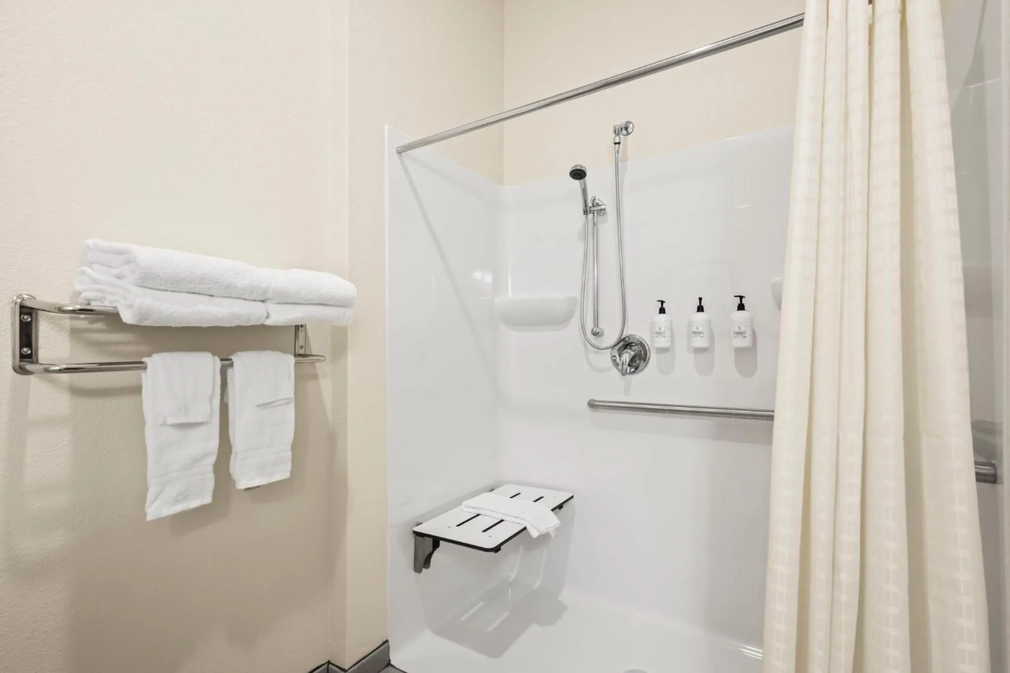 Bathroom in Cobblestone Hotel & Suites - Ottumwa