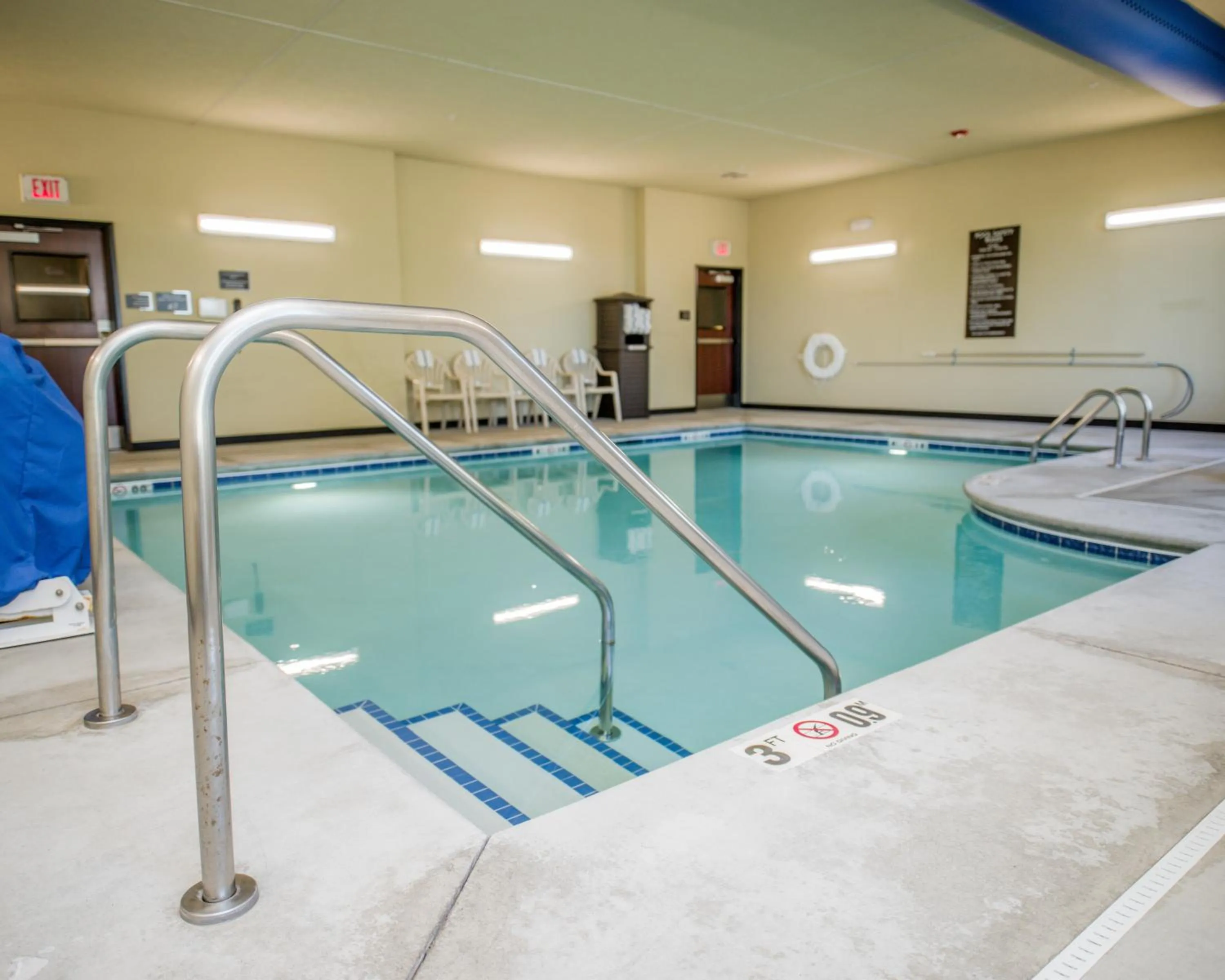 Swimming pool in Cobblestone Hotel & Suites - Ottumwa