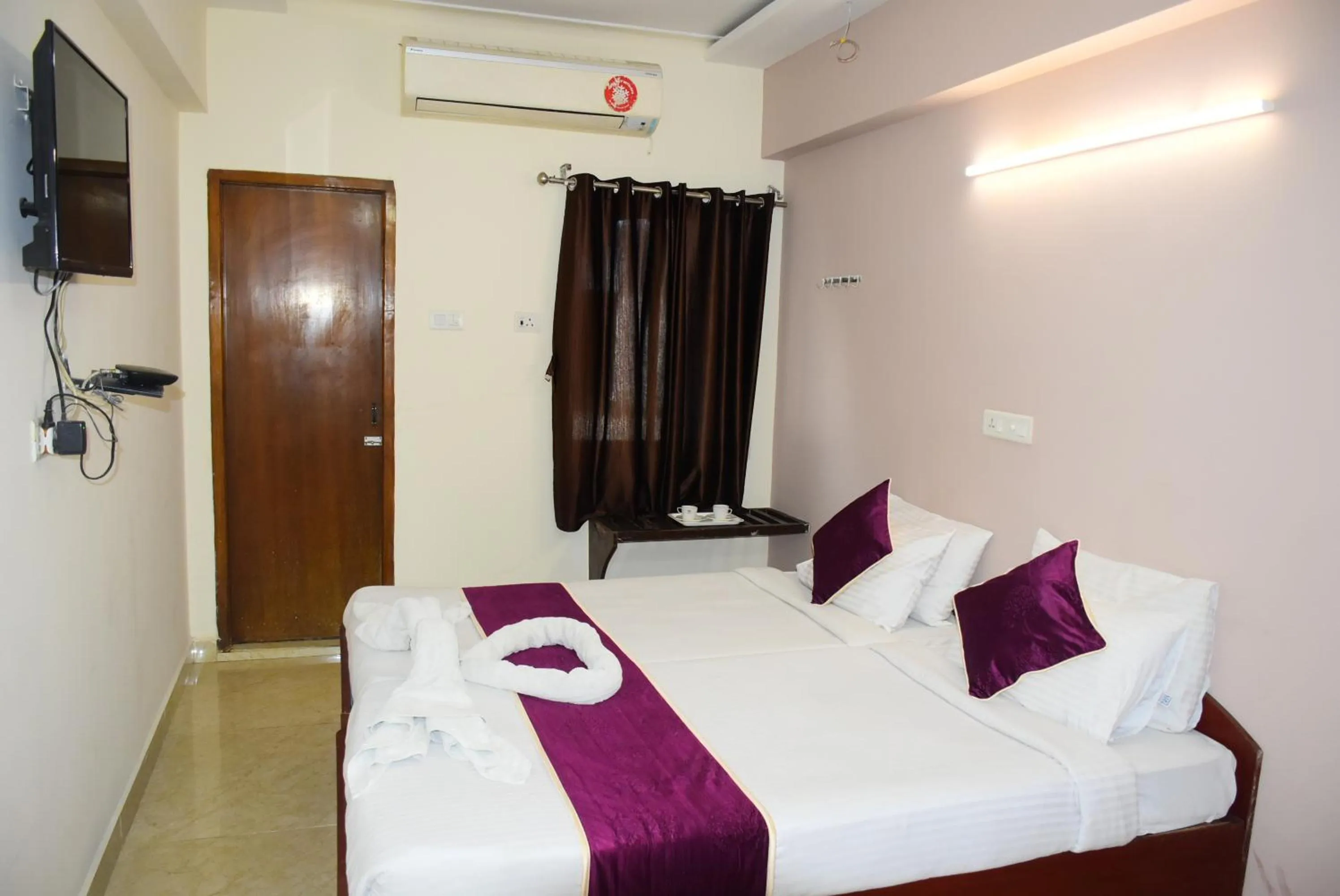 Bed in Naksha Tree Hotels Kishore Inn - Koyambedu