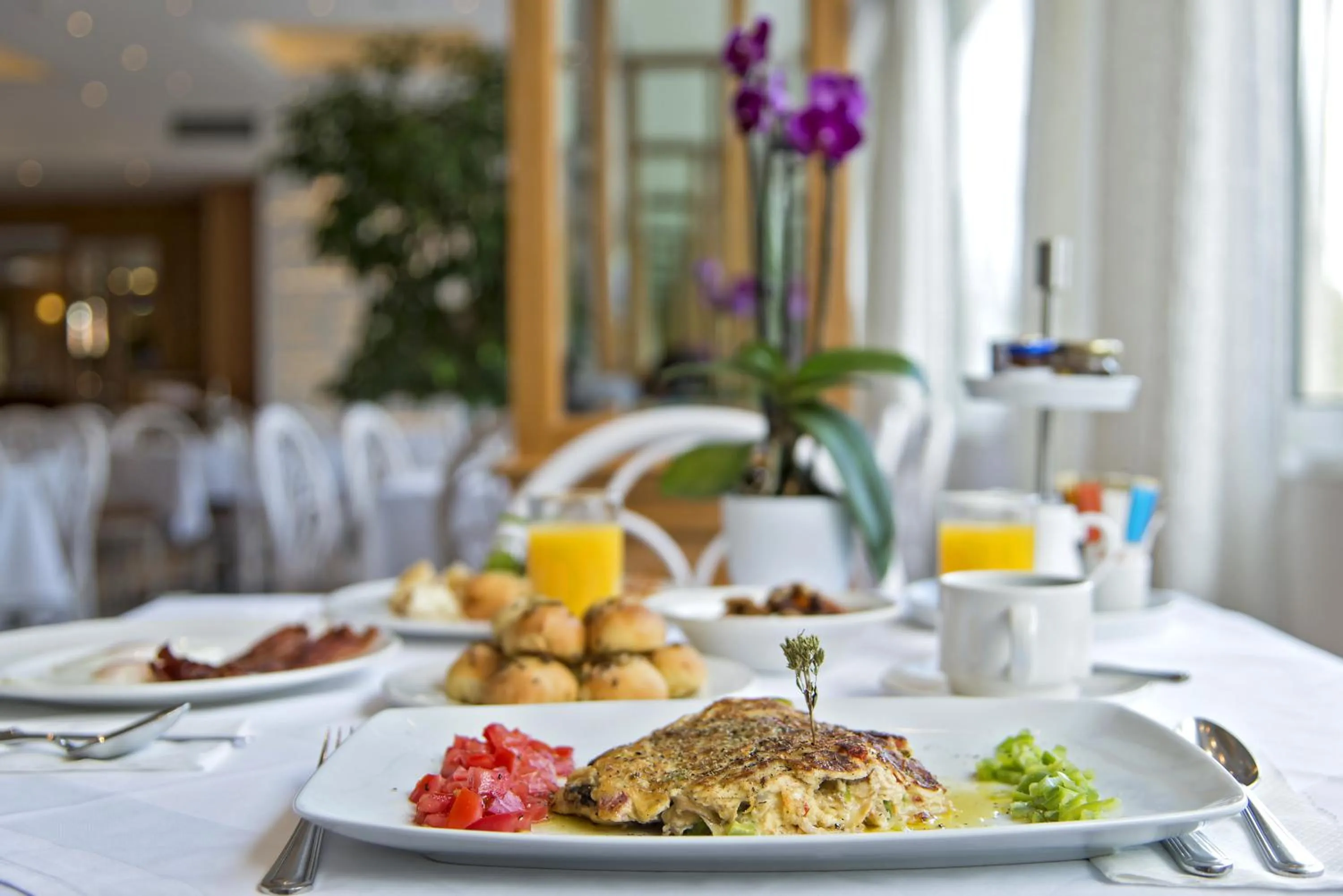 Restaurant/places to eat in Kydon The Heart City Hotel