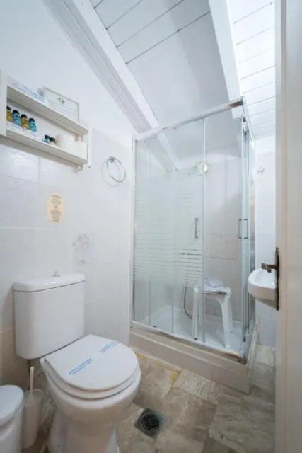 Shower in Hotel Summery