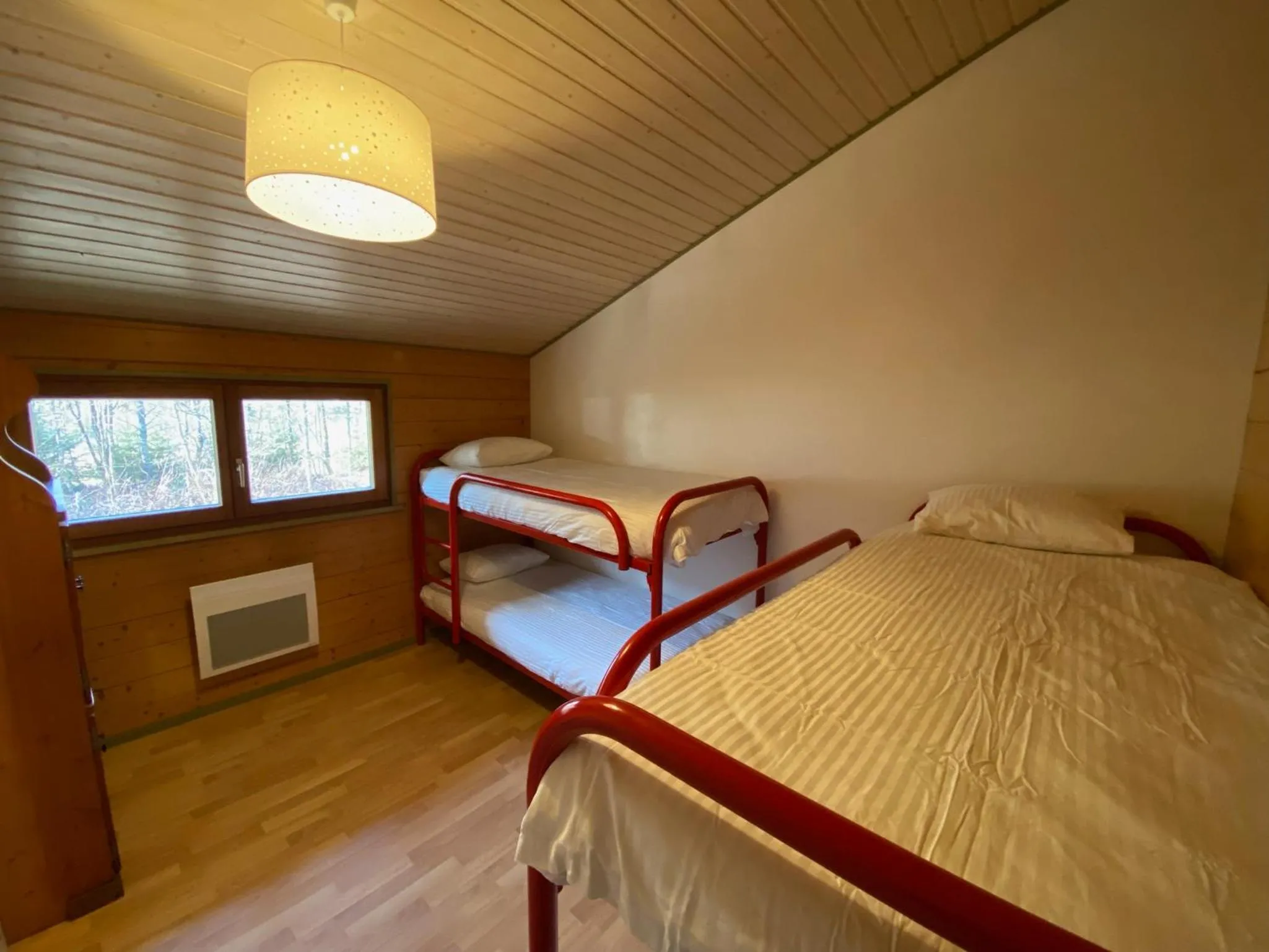 Bedroom, Bed in Chalet les Bleuets 12p - babyfoot & Wii