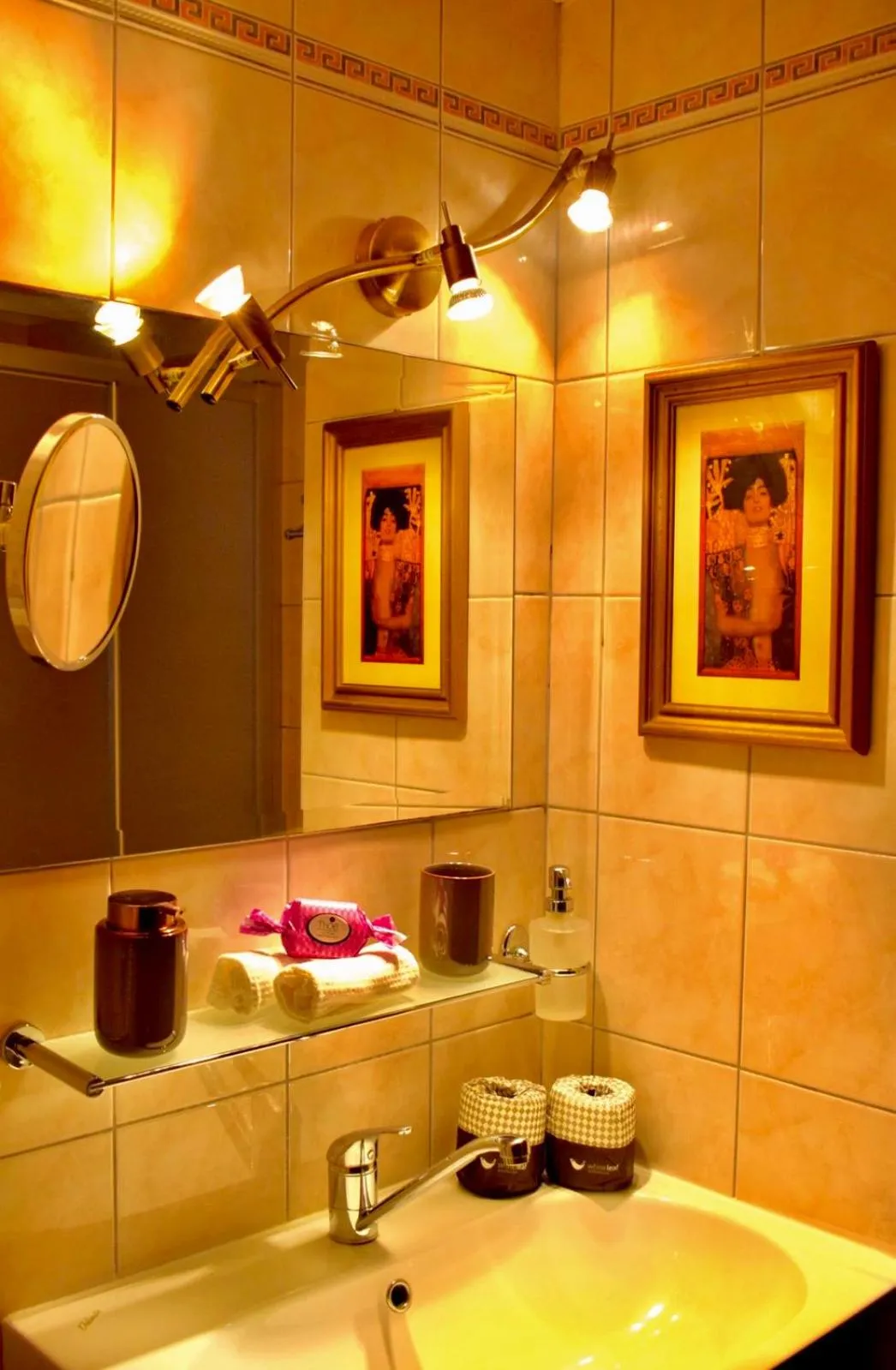 Bathroom in Carmen Art Hotel