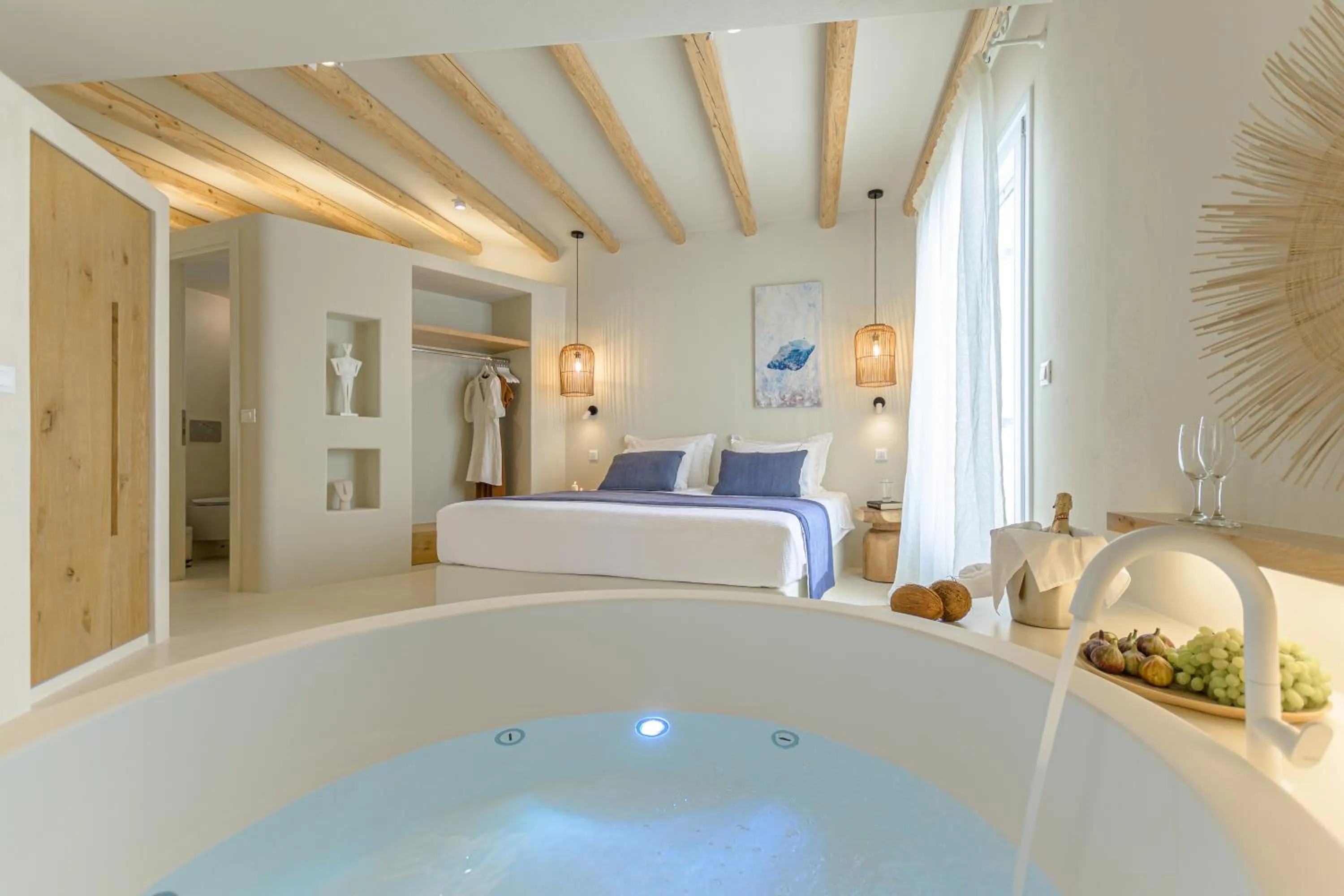 Hot Tub, Bed in Antony Suites (Adults Only)