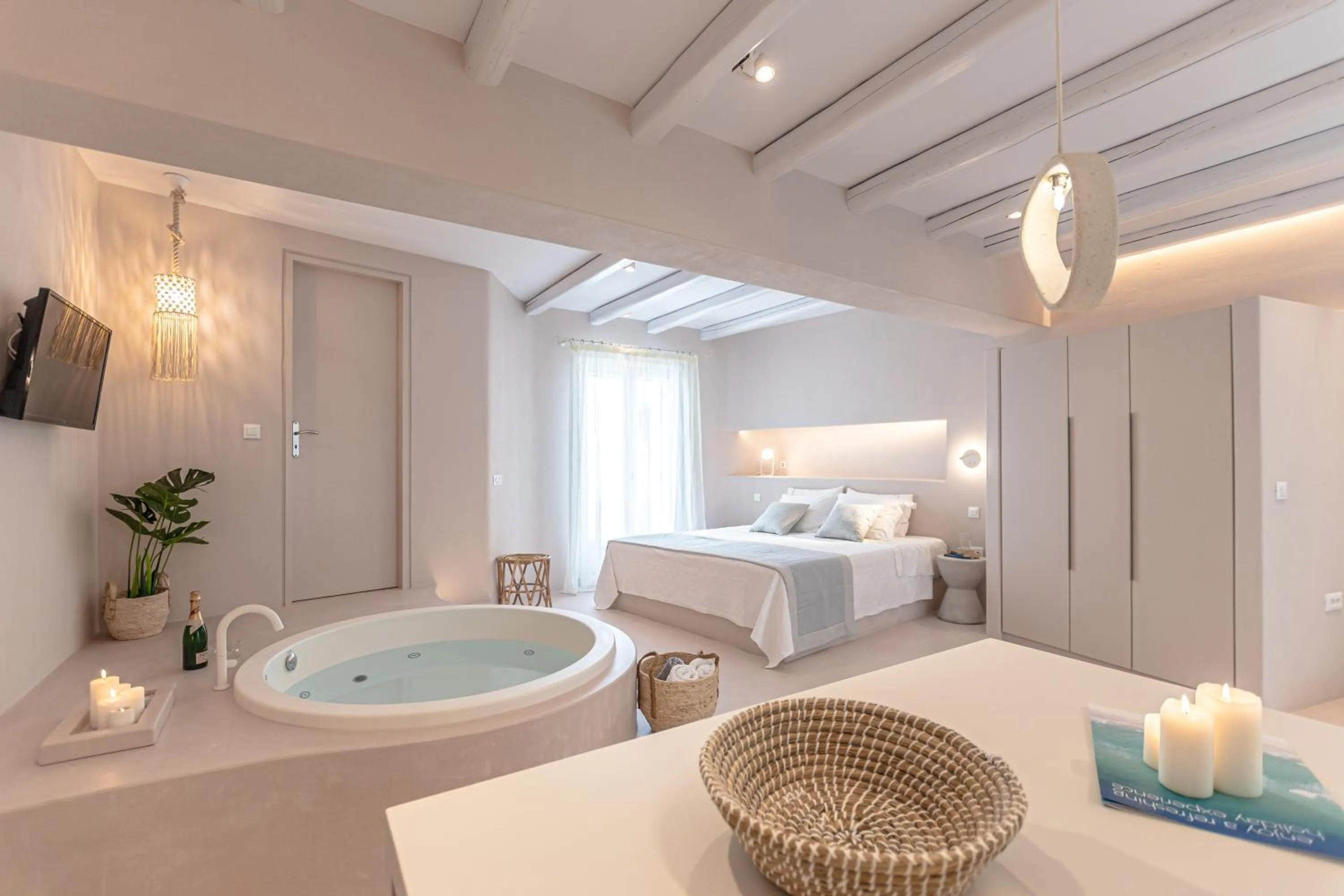 Hot Tub, Bed in Antony Suites (Adults Only)