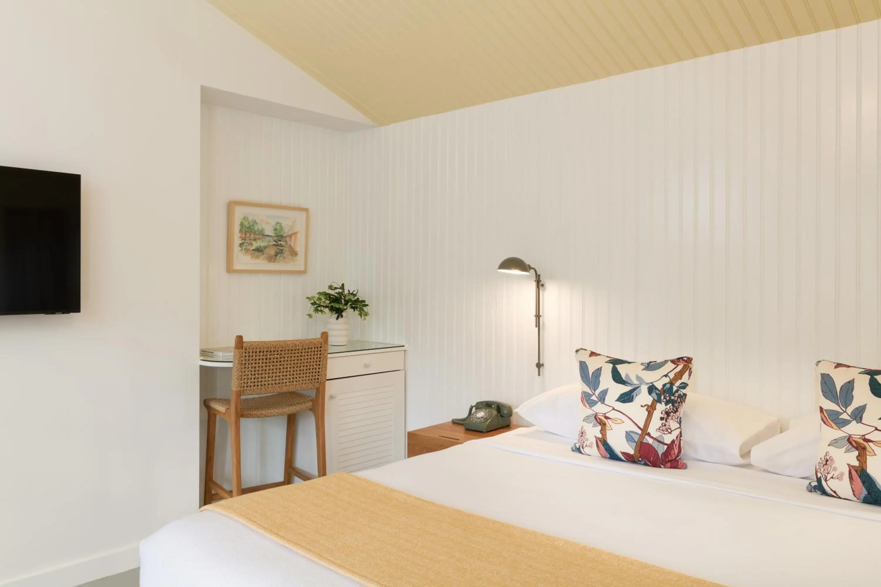 TV and multimedia, Bed in Silver Sands Motel & Beach Bungalows