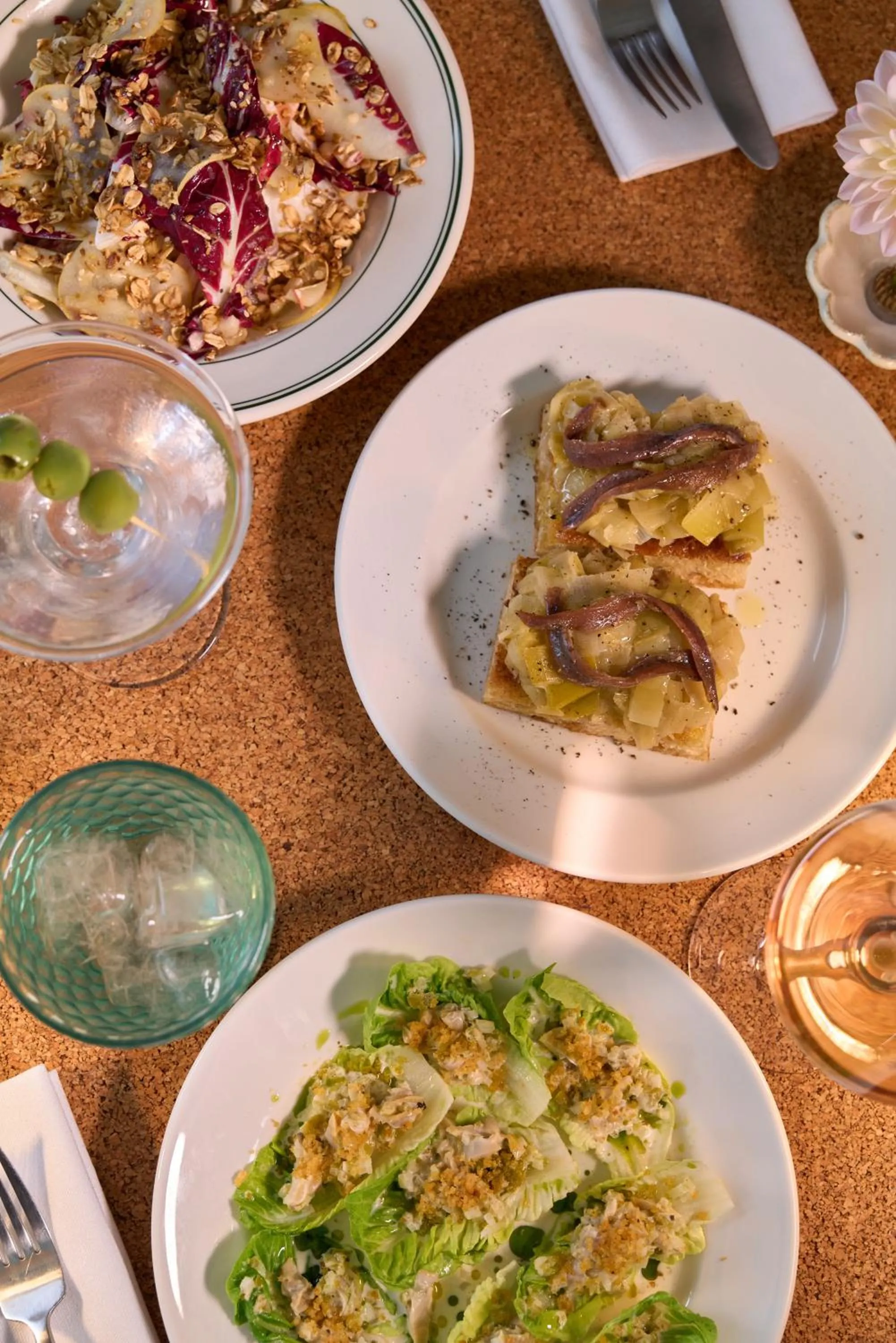 Restaurant/places to eat in Silver Sands Motel & Beach Bungalows