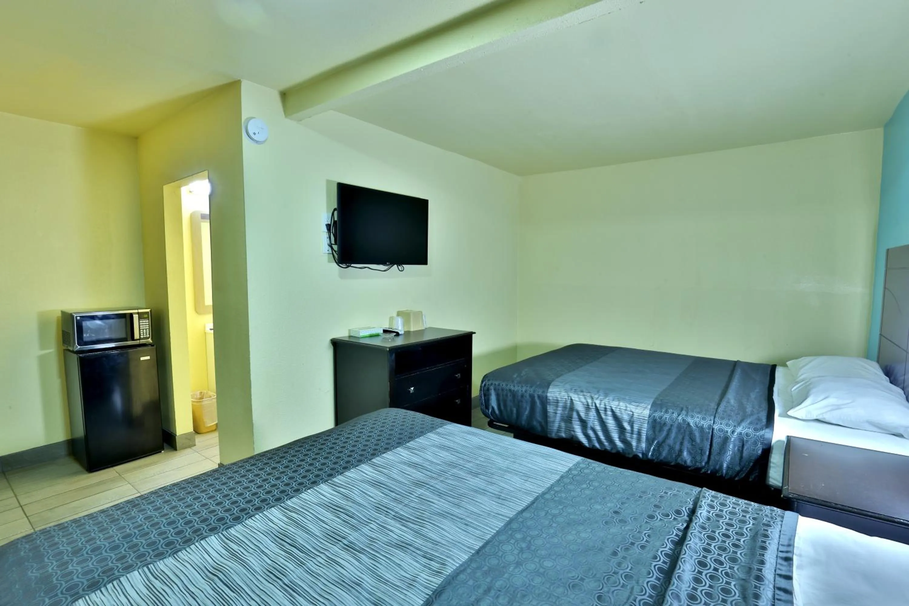 Bed in Americas Best Value Inn San Antonio Airport South