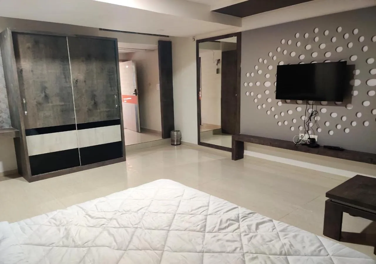 TV and multimedia, Bed in The Grand Takshak Hotel