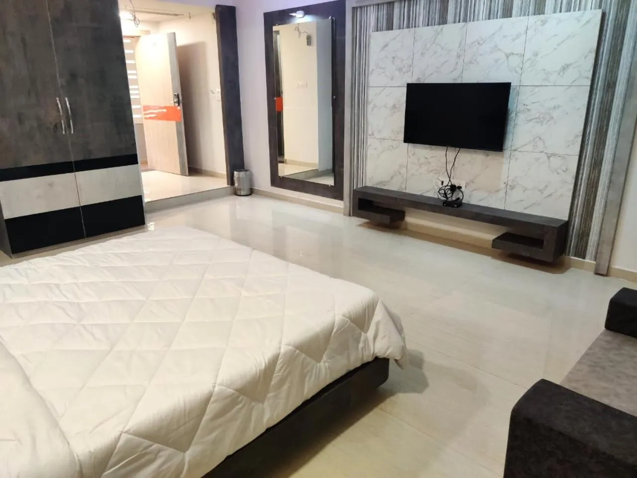 Communal lounge/ TV room, Bed in The Grand Takshak Hotel