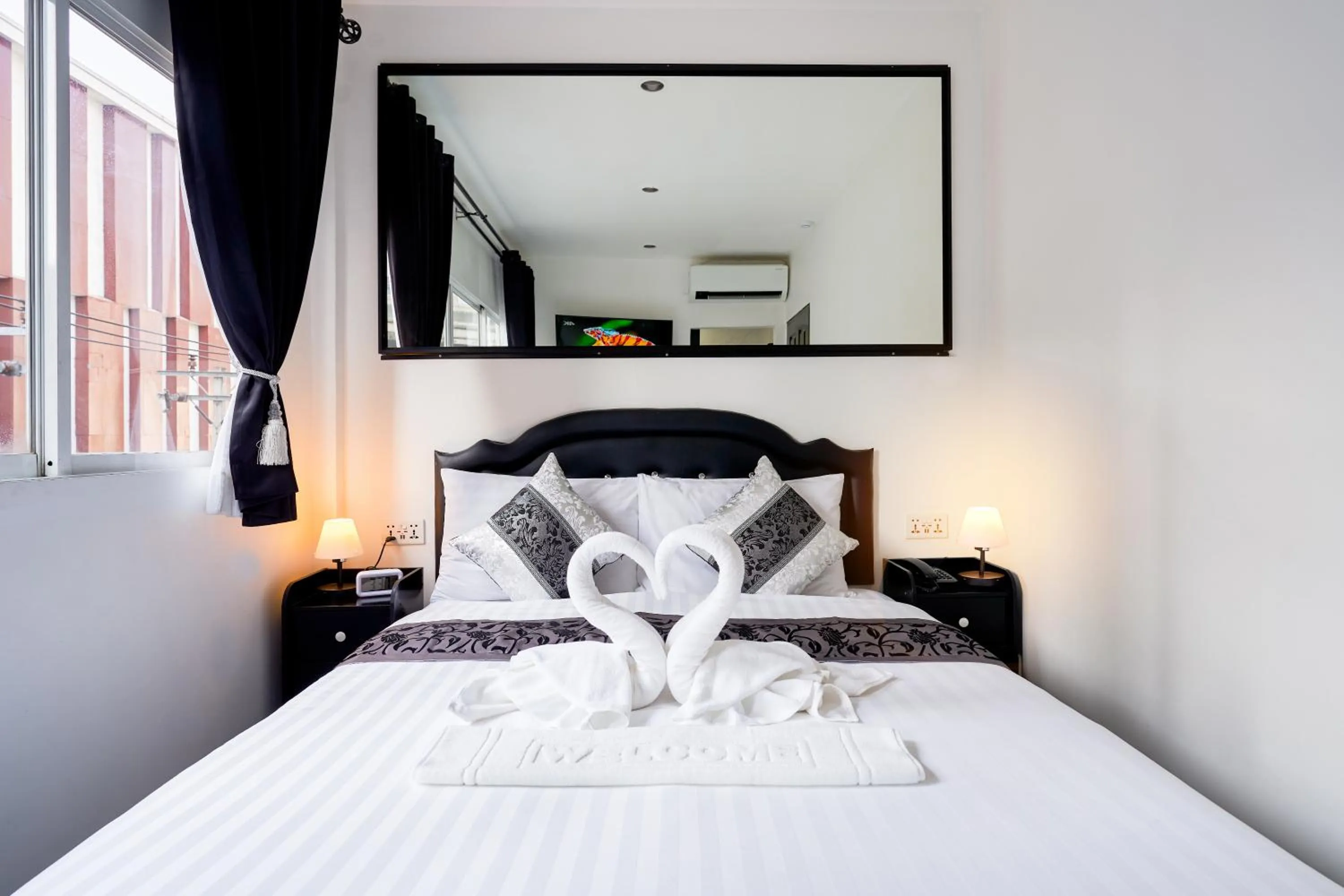 Photo of the whole room, Bed in Thonglor Suites Hotel