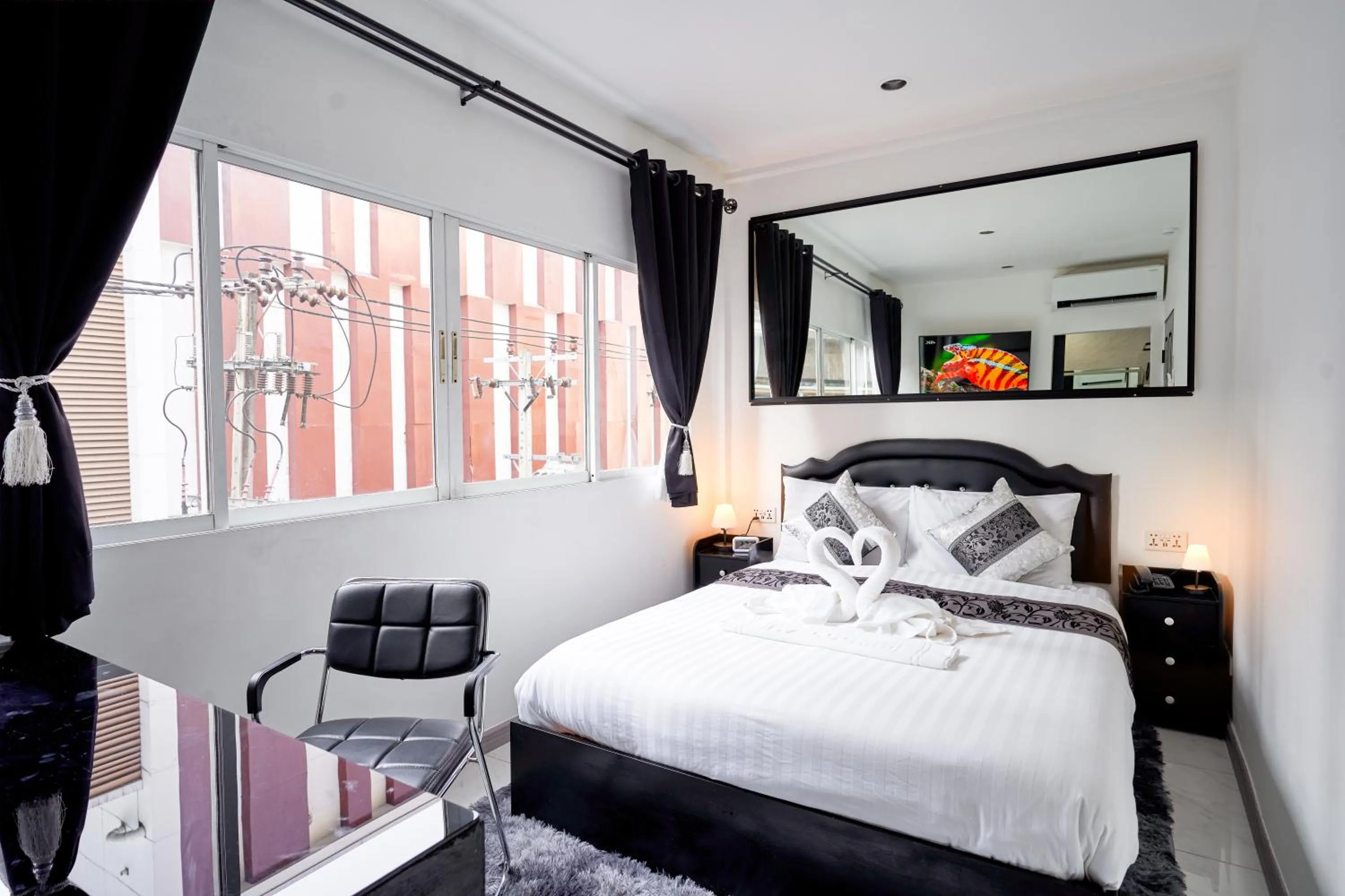 View (from property/room), Bed in Thonglor Suites Hotel